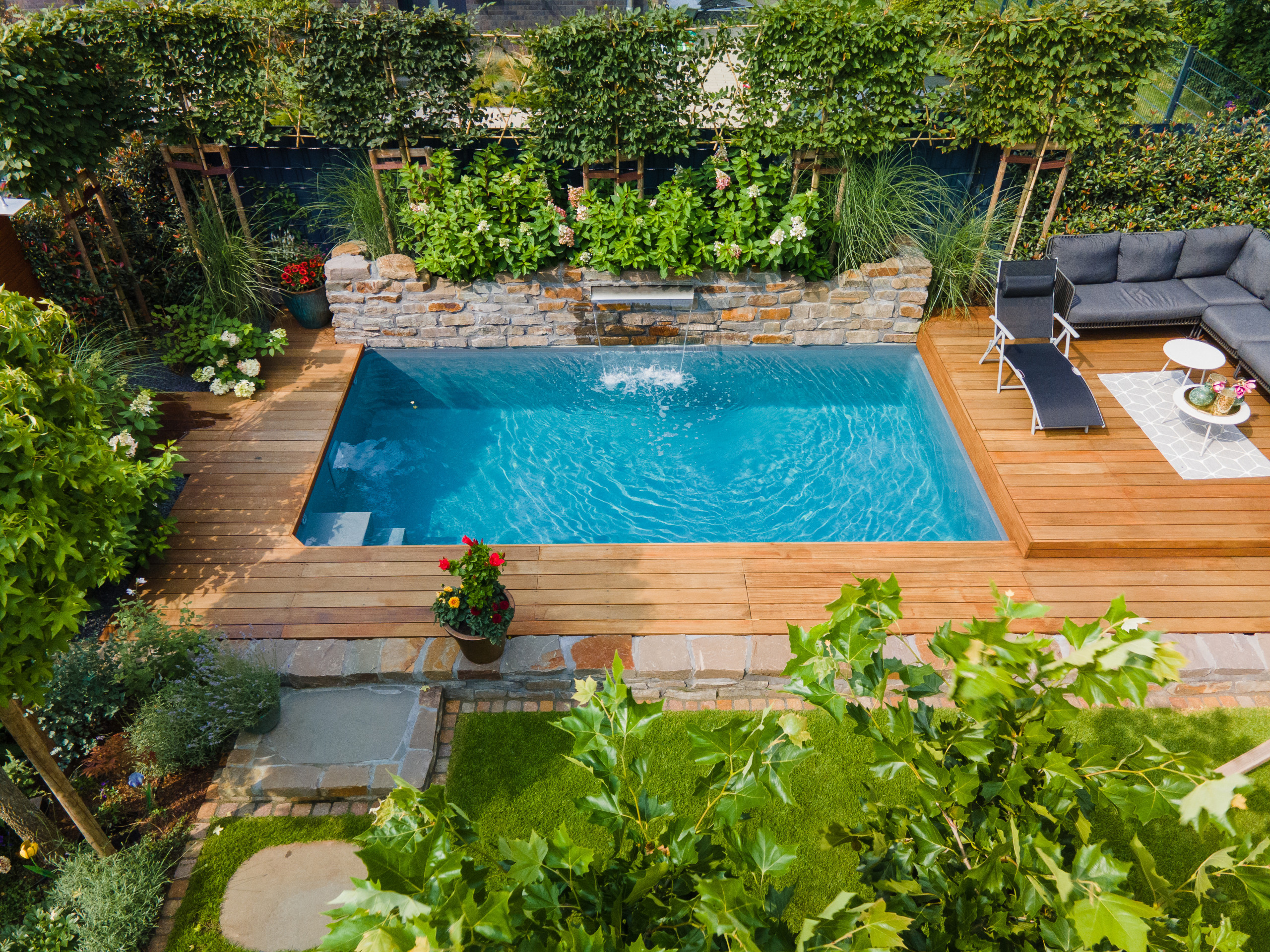 До и после: Бассейн в крошечном саду (1.7 сотки)