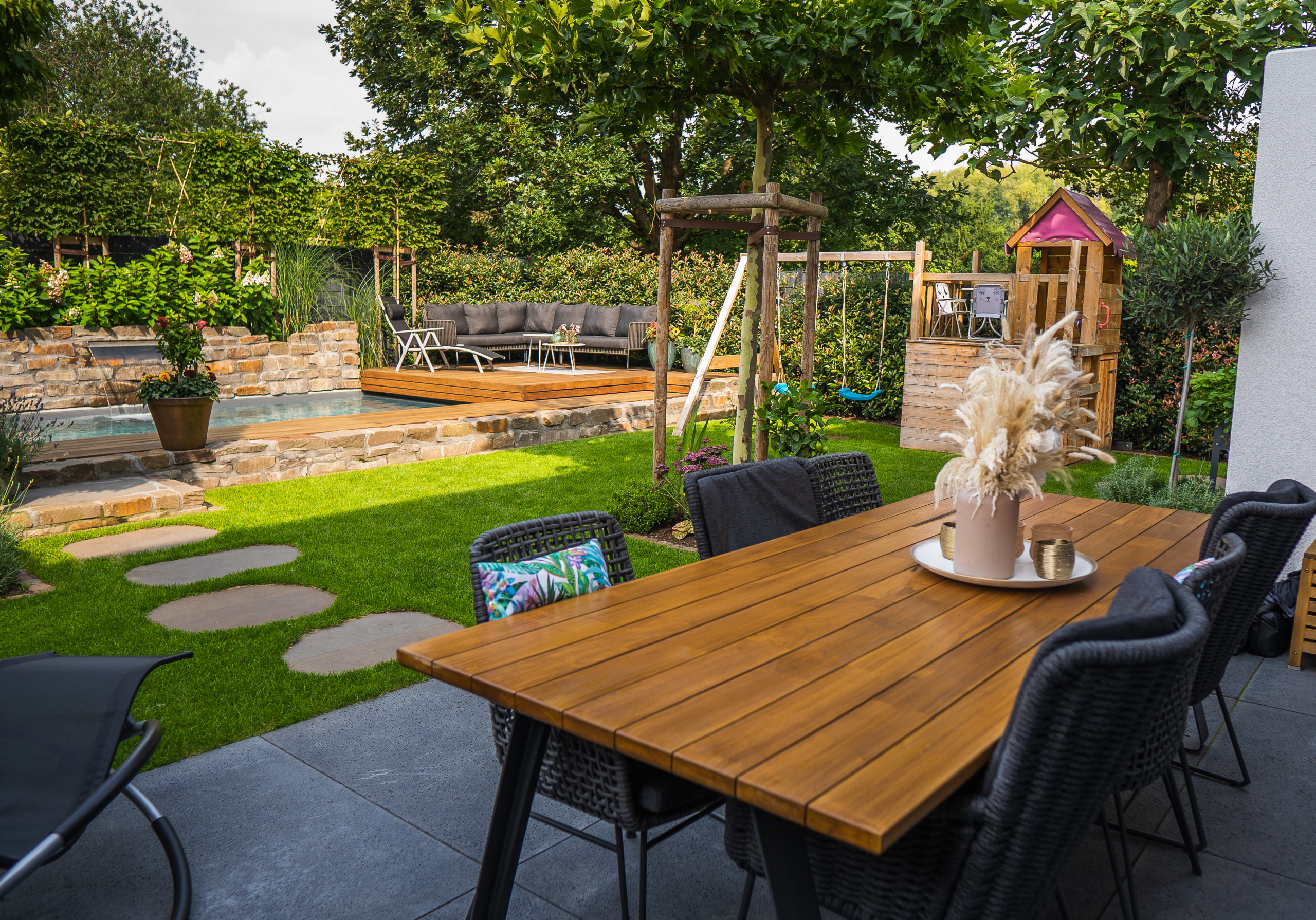 До и после: Бассейн в крошечном саду (1.7 сотки)