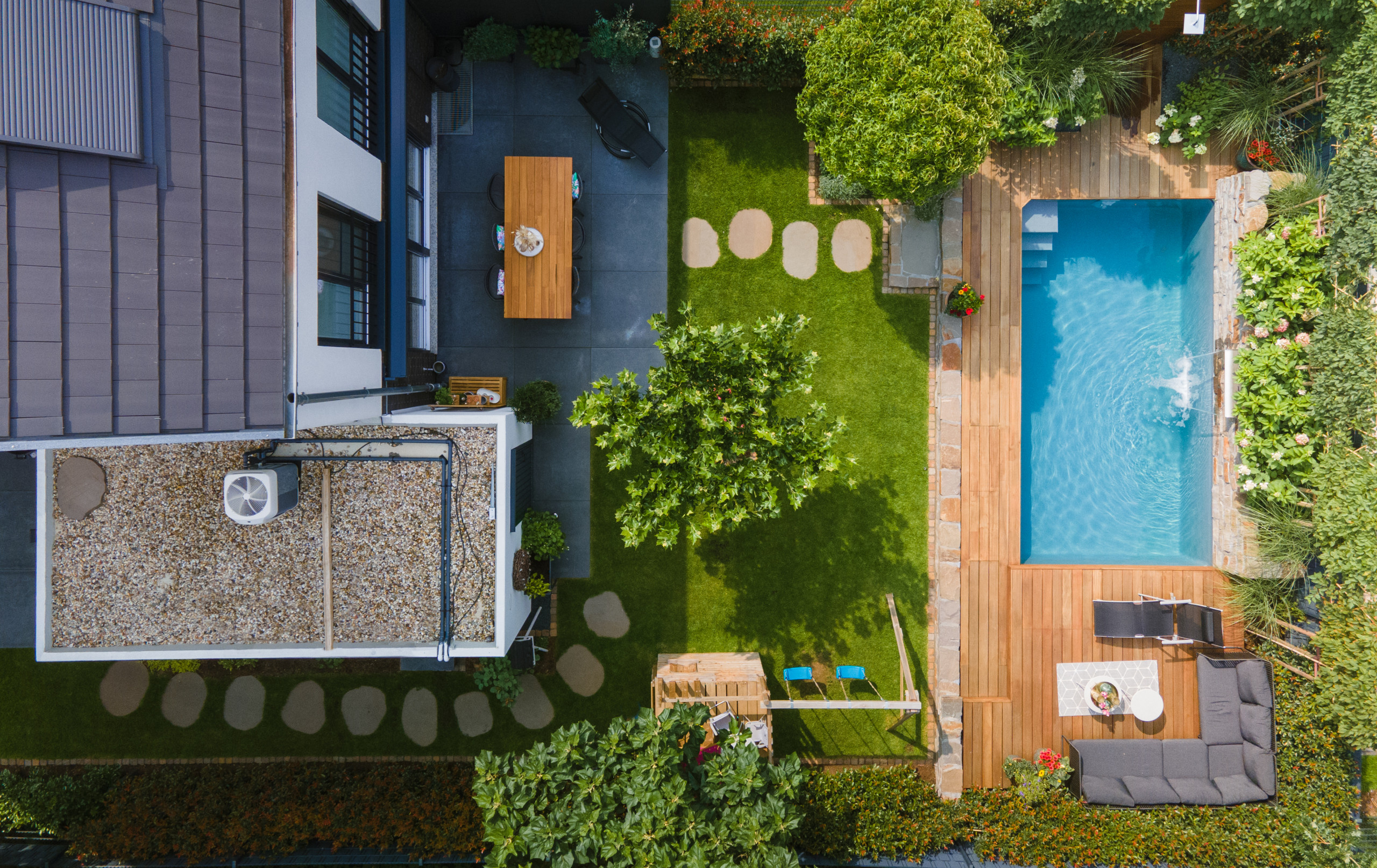 До и после: Бассейн в крошечном саду (1.7 сотки)