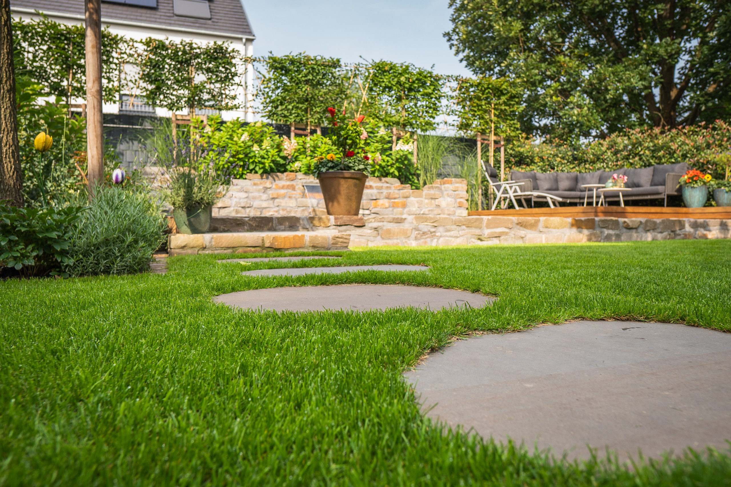 До и после: Бассейн в крошечном саду (1.7 сотки)