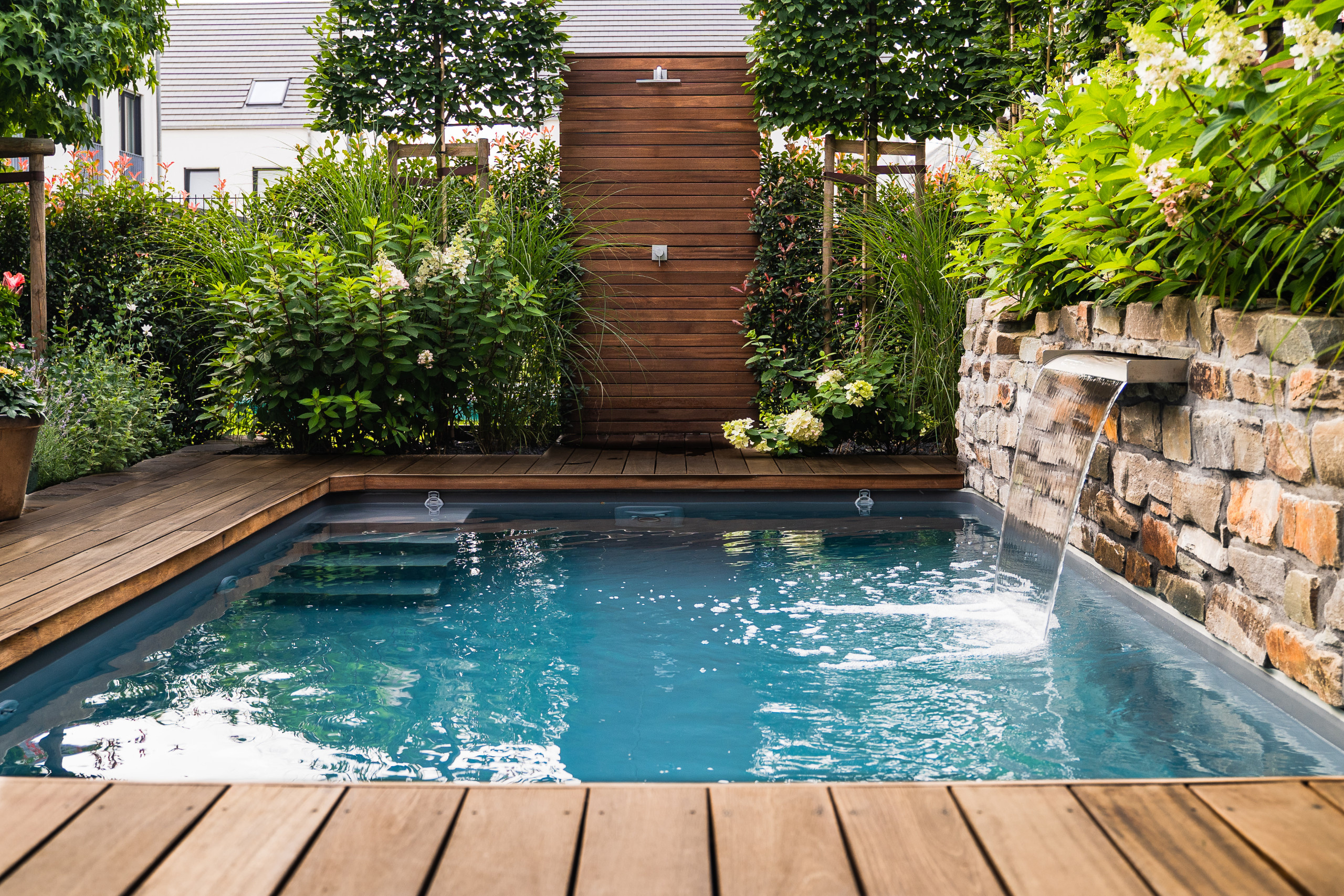 До и после: Бассейн в крошечном саду (1.7 сотки)