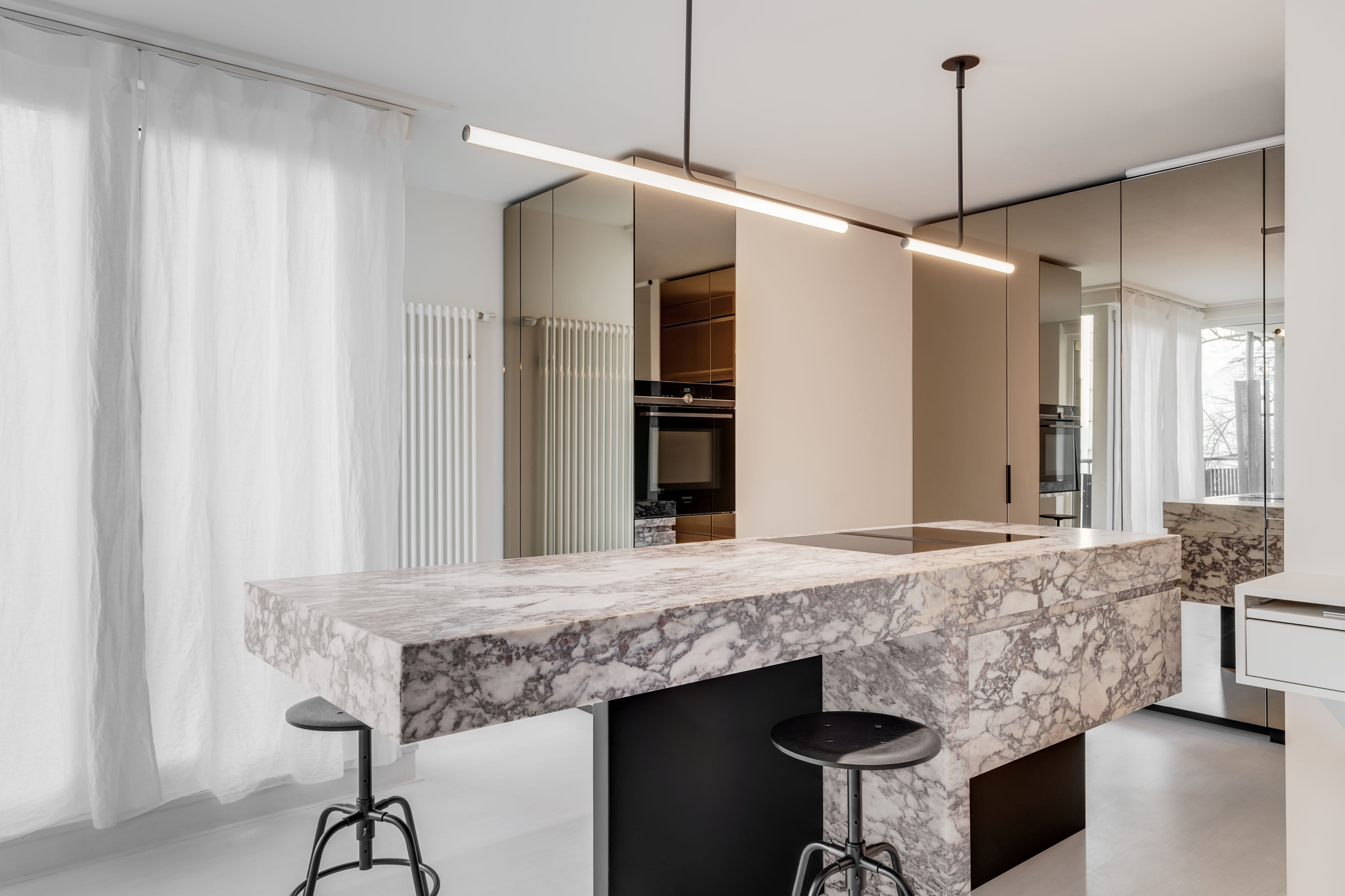 Кухня недели: Остров — из глыбы мрамора в маленькой квартире