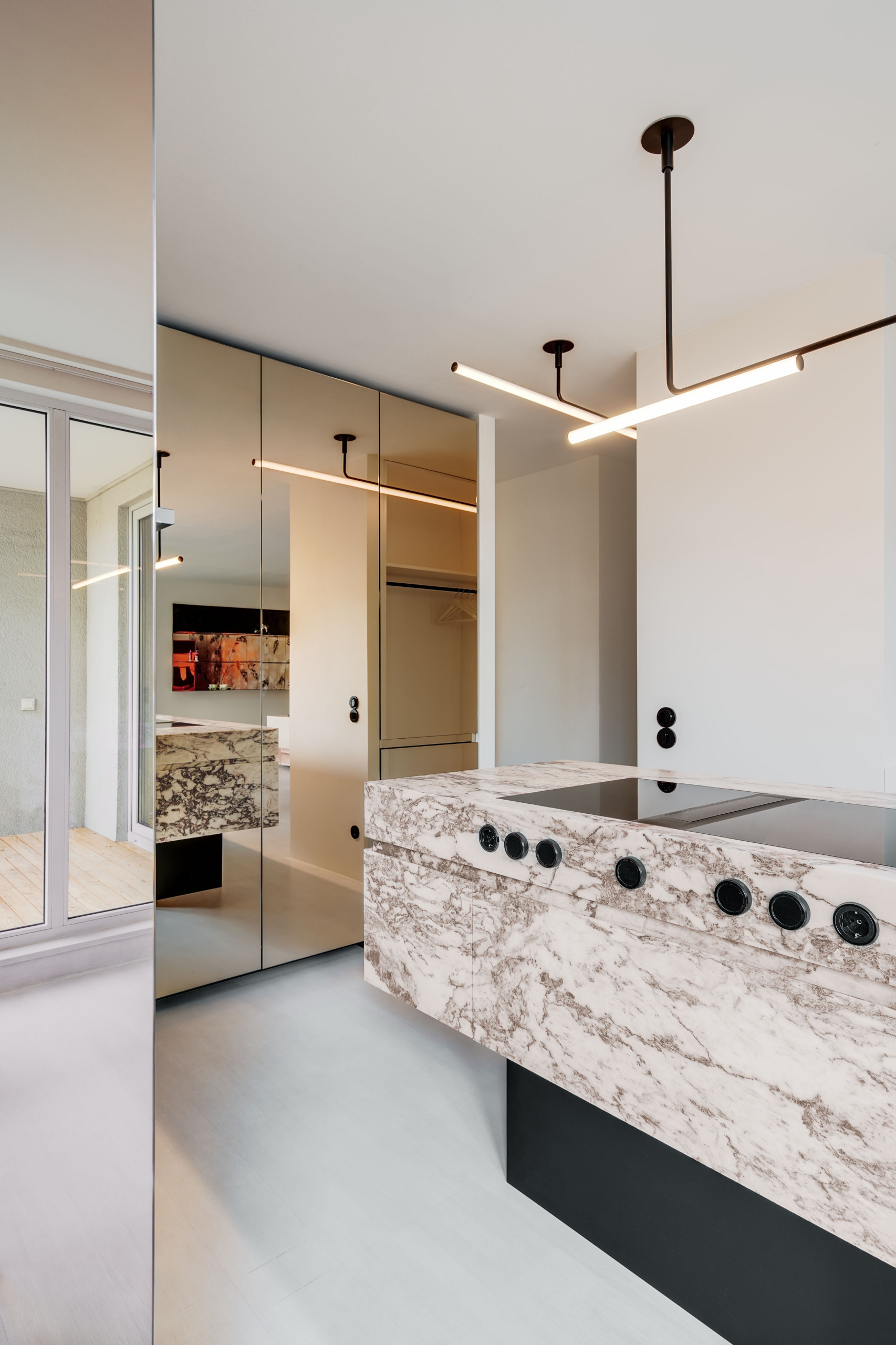 Кухня недели: Остров — из глыбы мрамора в маленькой квартире