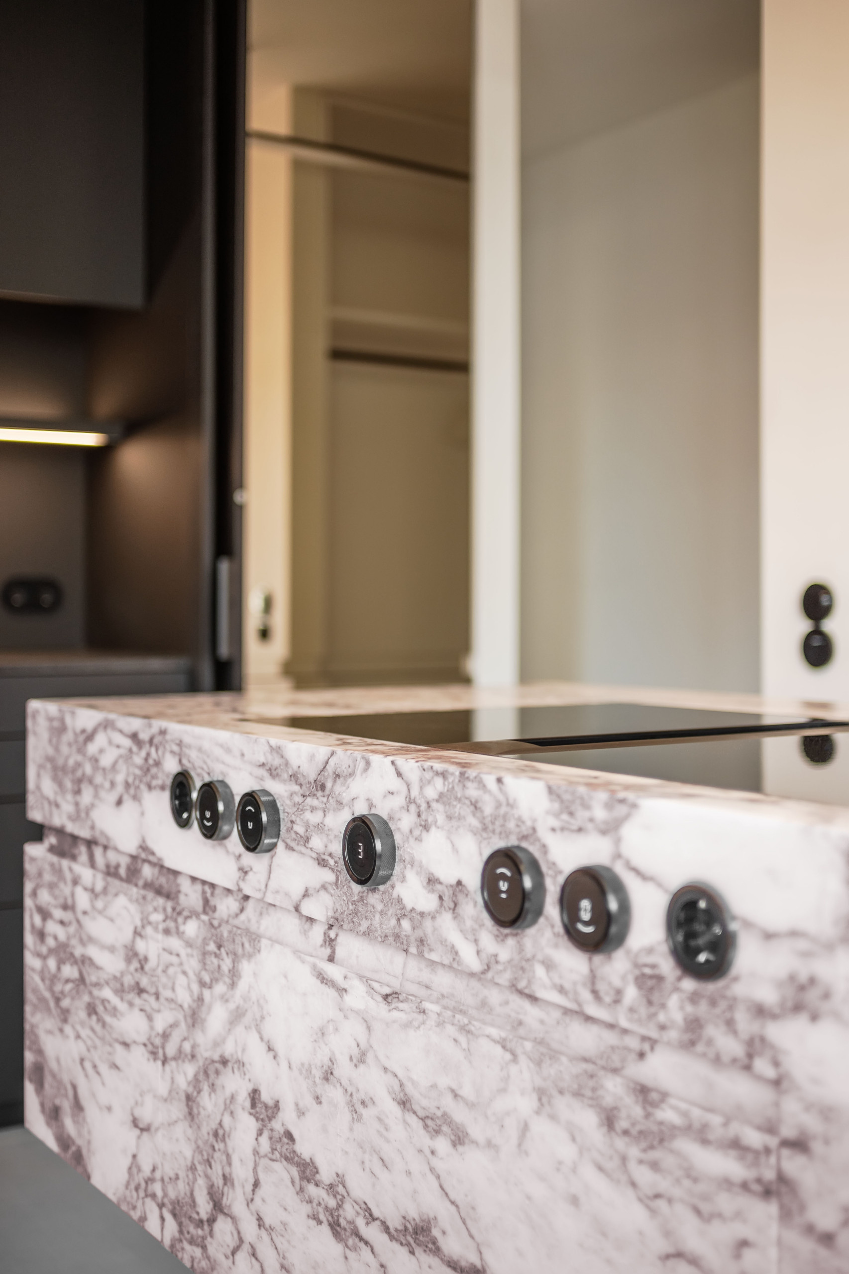 Кухня недели: Остров — из глыбы мрамора в маленькой квартире