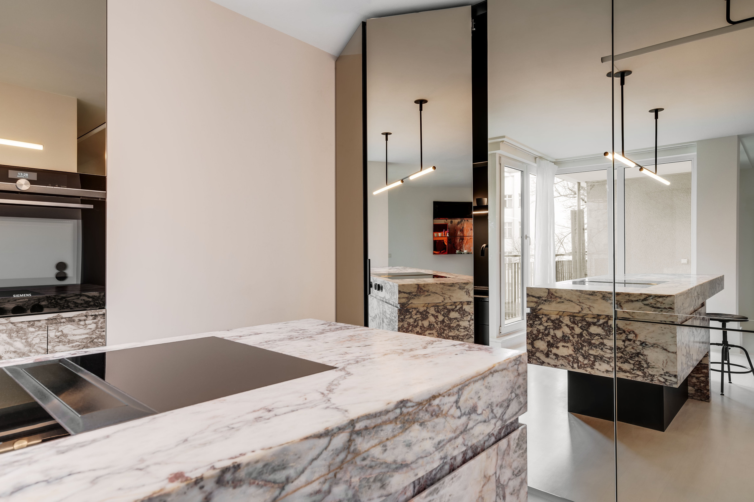 Кухня недели: Остров — из глыбы мрамора в маленькой квартире