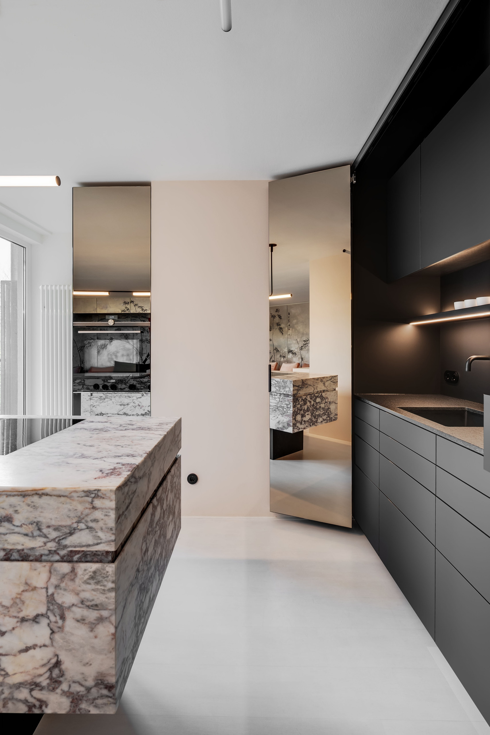 Кухня недели: Остров — из глыбы мрамора в маленькой квартире