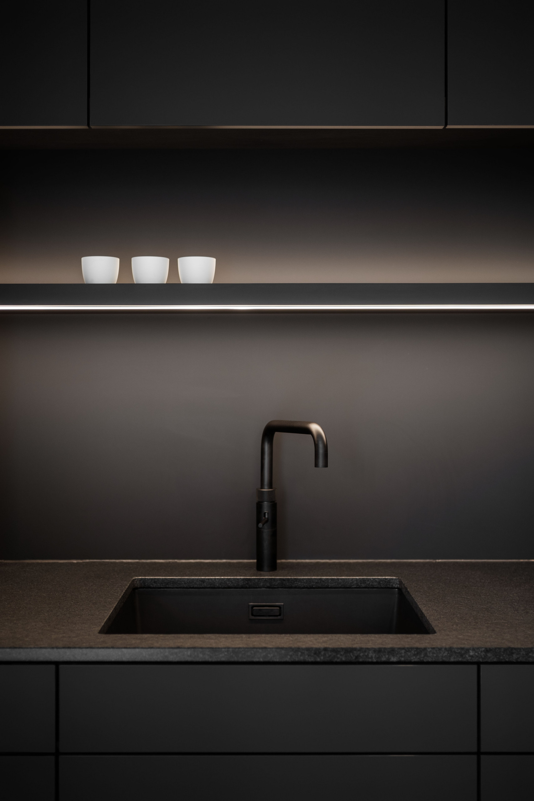 Кухня недели: Остров — из глыбы мрамора в маленькой квартире