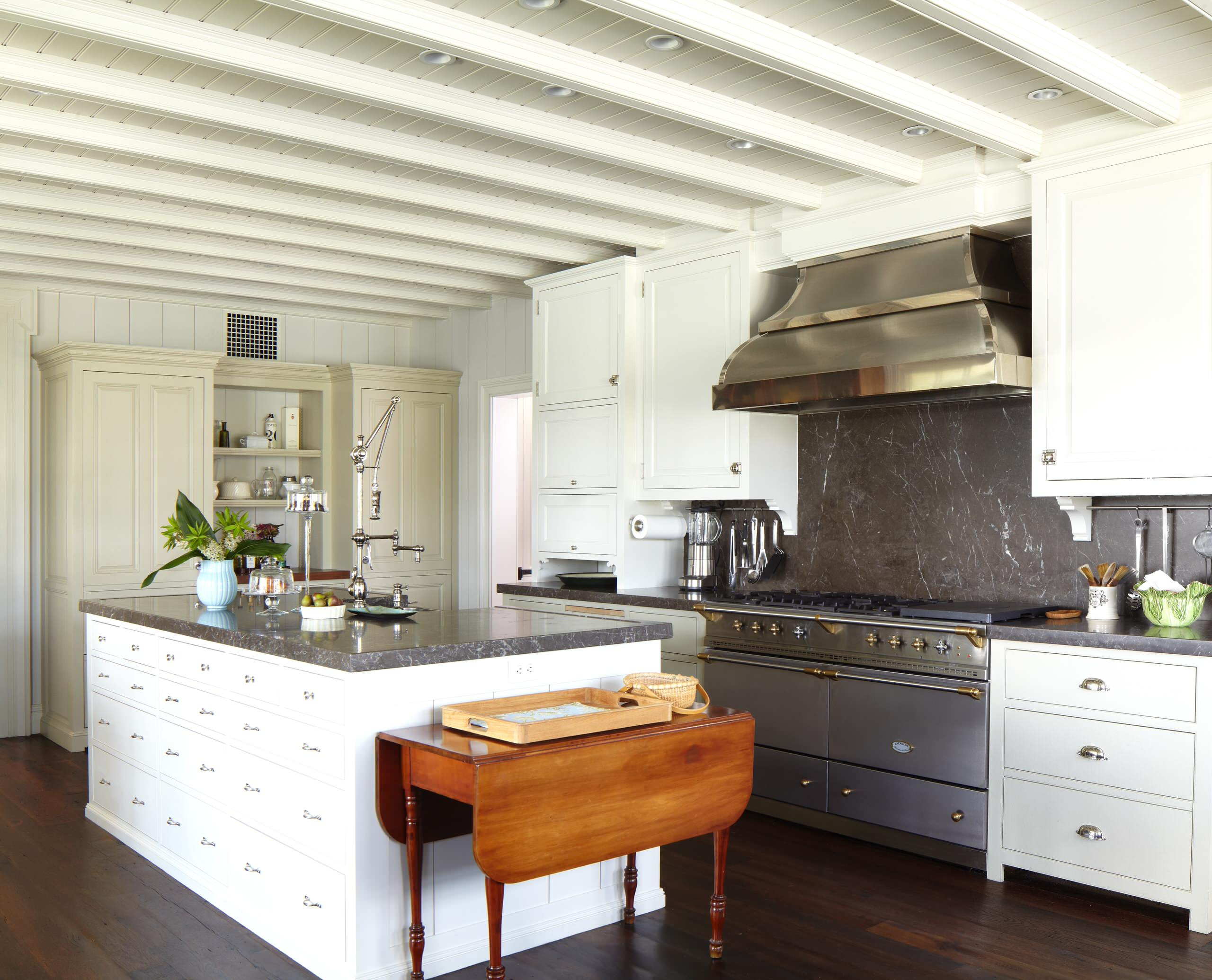 Хороший вопрос: Как украсить кухню бытовой техникой