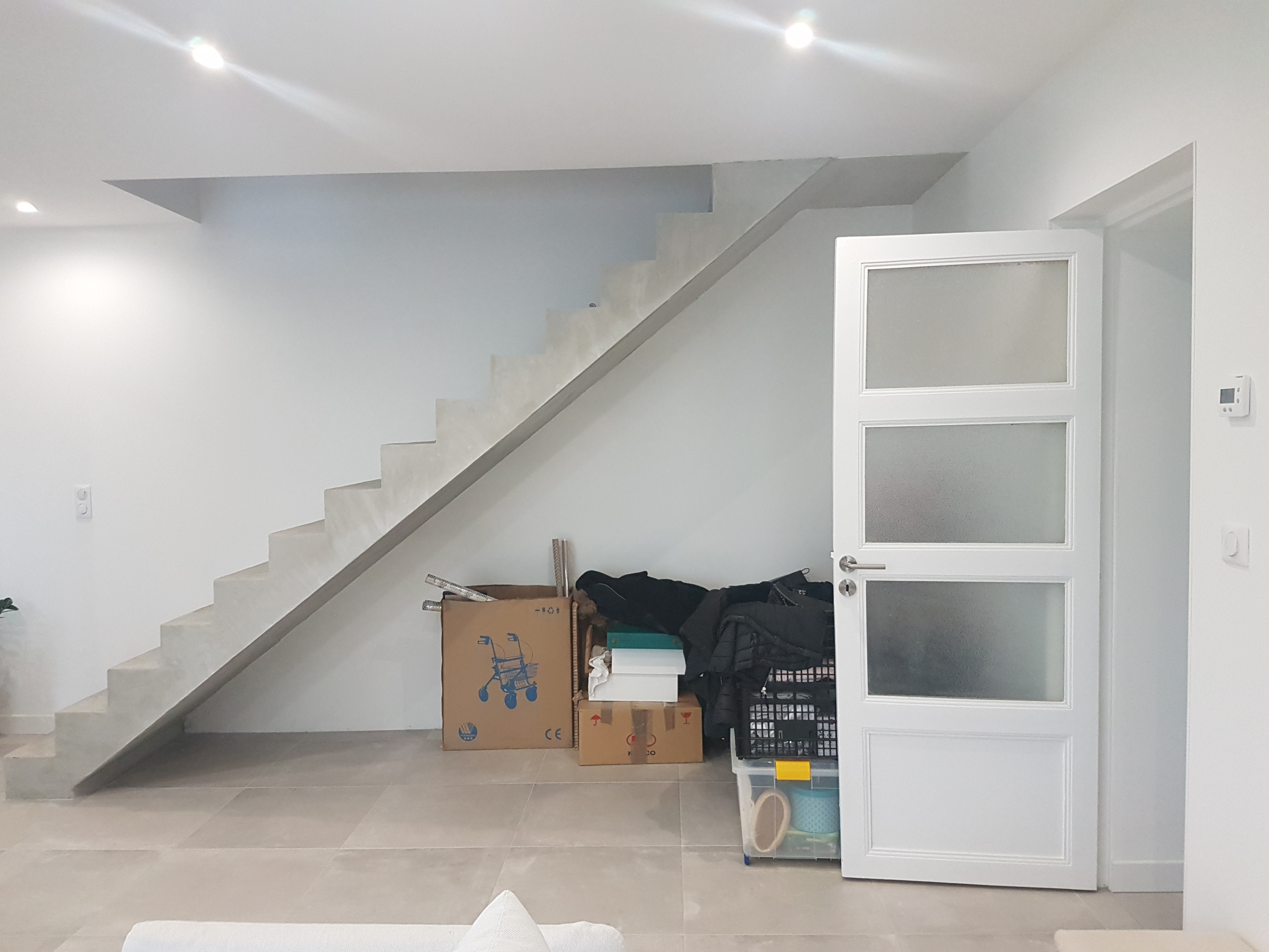 Место под лестницей: 4 проекта с остроумной планировкой