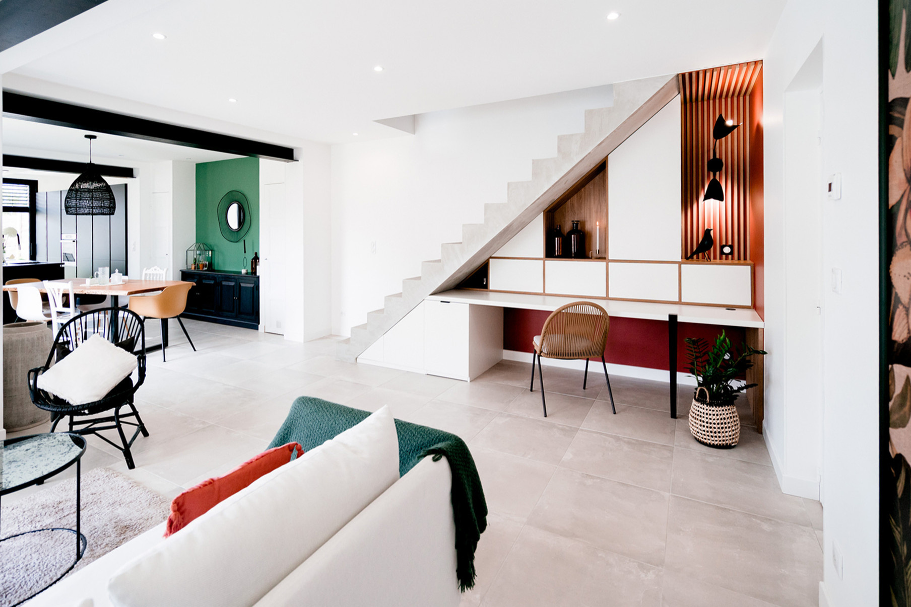 Место под лестницей: 4 проекта с остроумной планировкой