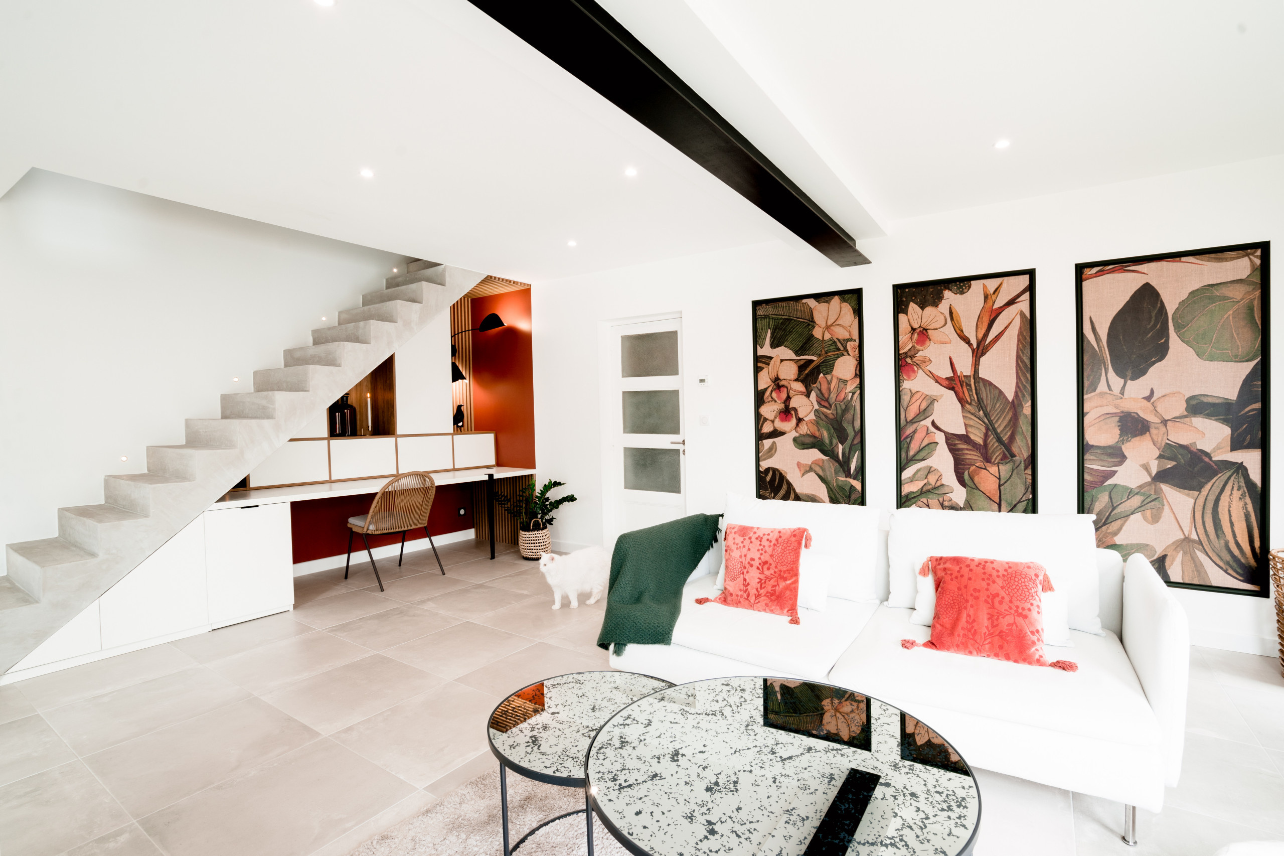 Место под лестницей: 4 проекта с остроумной планировкой