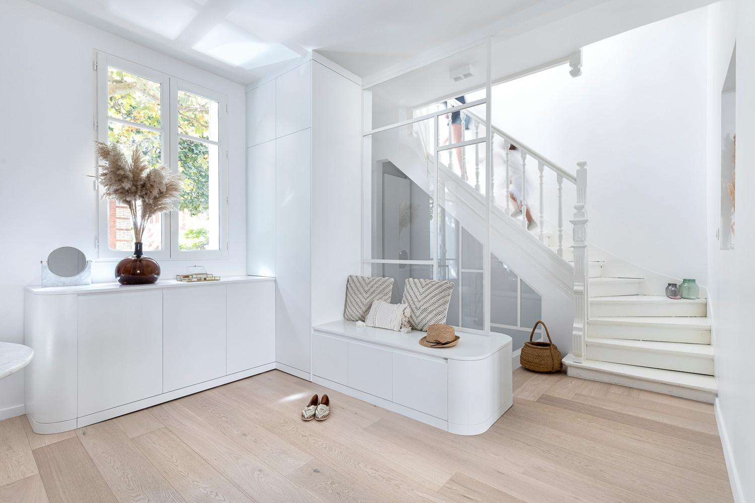 Место под лестницей: 4 проекта с остроумной планировкой