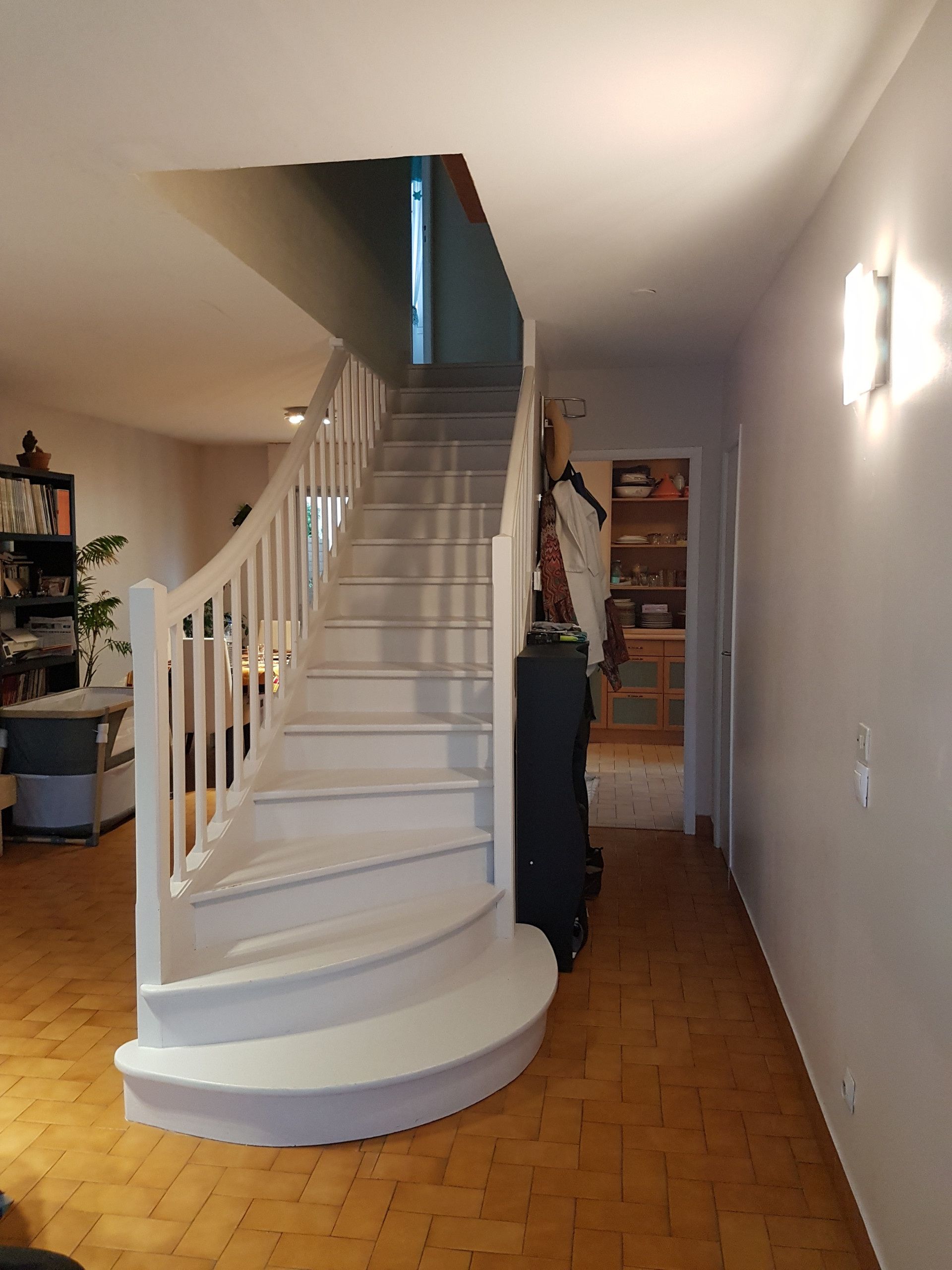 Место под лестницей: 4 проекта с остроумной планировкой