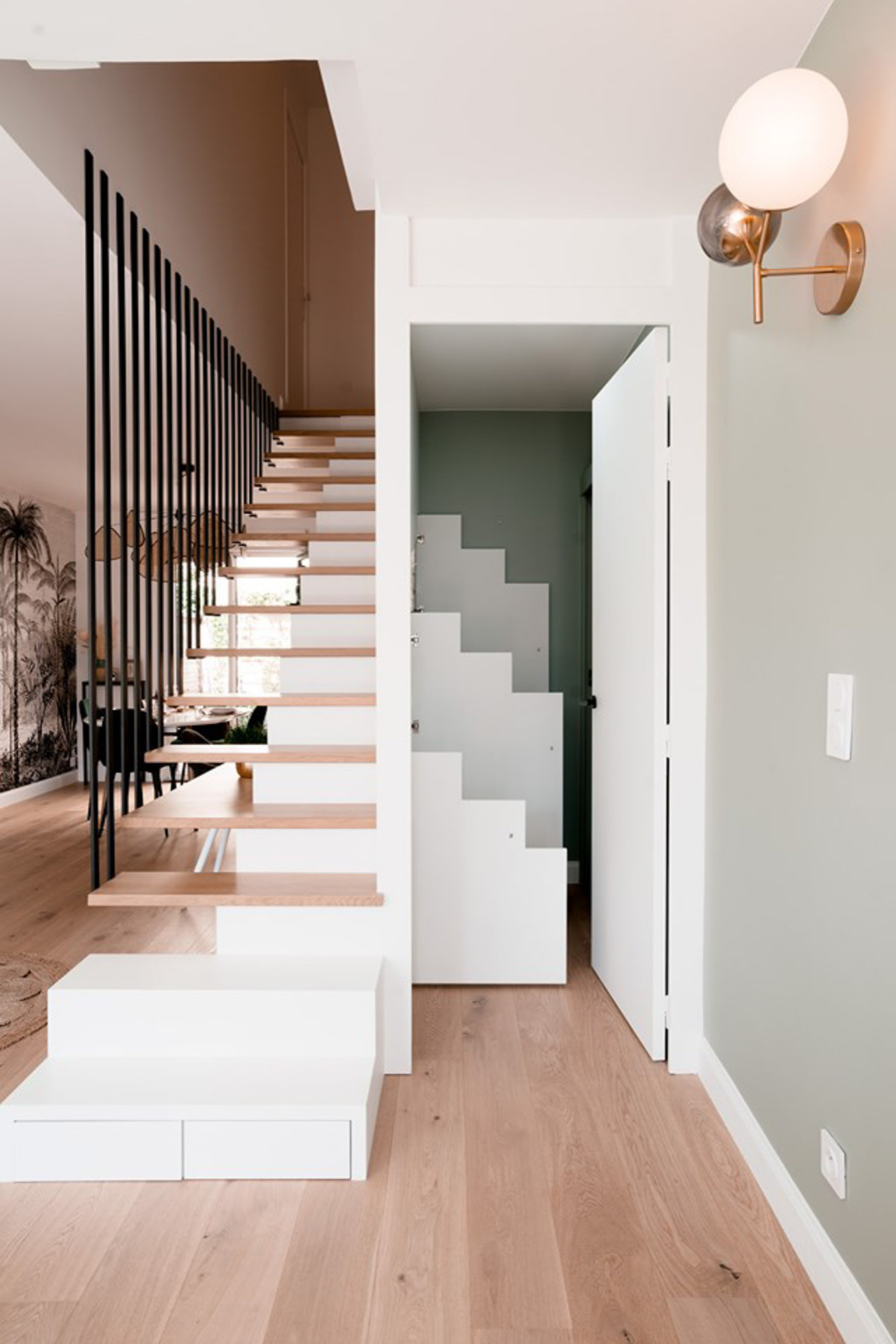 Место под лестницей: 4 проекта с остроумной планировкой