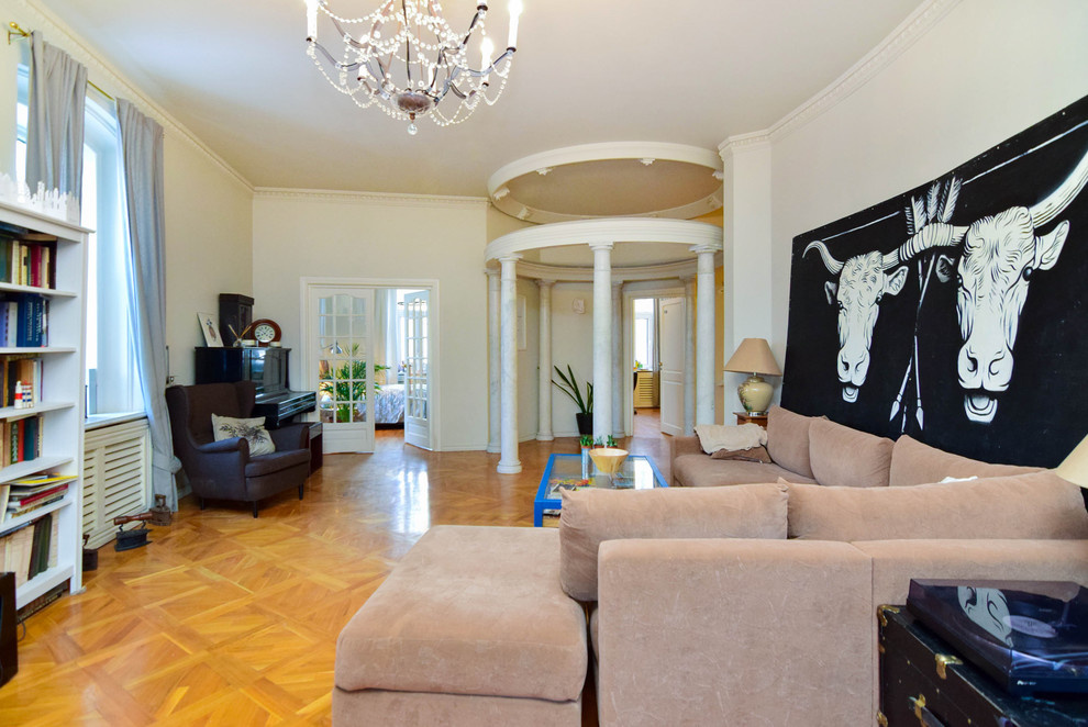 В гостях: Квартира с огромной гостиной, белыми быками и черным мопсом