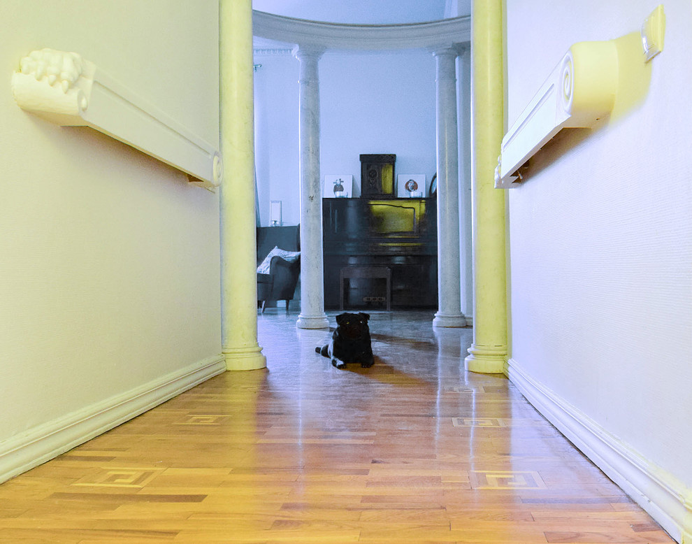 В гостях: Квартира с огромной гостиной, белыми быками и черным мопсом