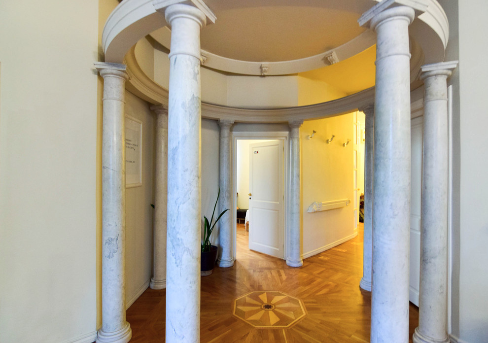 В гостях: Квартира с огромной гостиной, белыми быками и черным мопсом