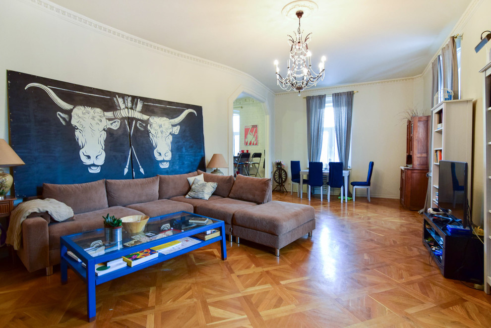 В гостях: Квартира с огромной гостиной, белыми быками и черным мопсом