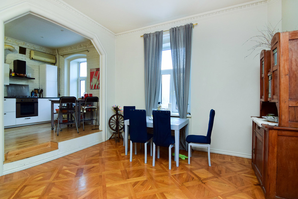 В гостях: Квартира с огромной гостиной, белыми быками и черным мопсом