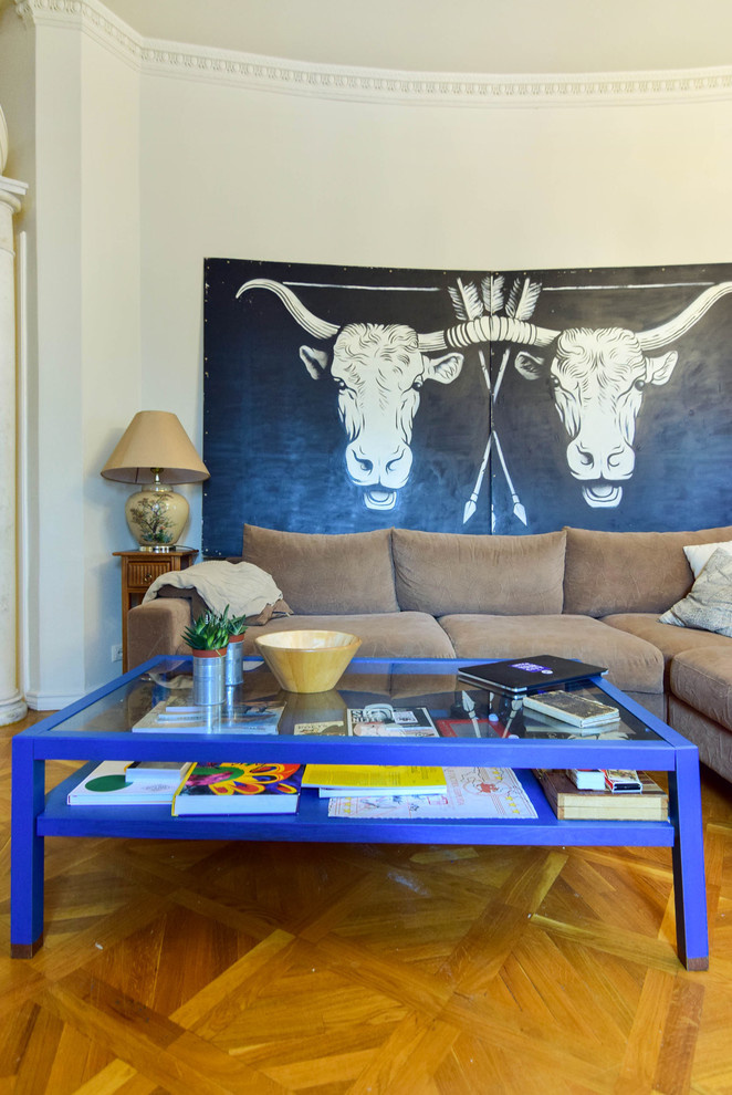 В гостях: Квартира с огромной гостиной, белыми быками и черным мопсом