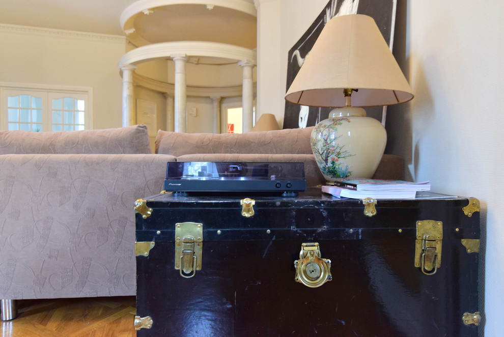 В гостях: Квартира с огромной гостиной, белыми быками и черным мопсом