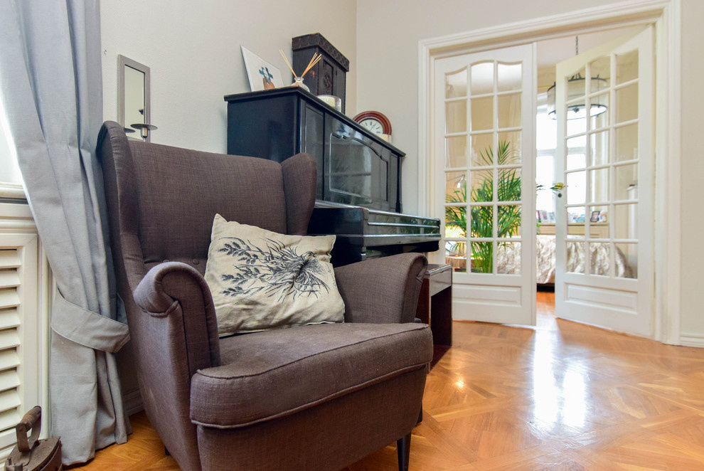 В гостях: Квартира с огромной гостиной, белыми быками и черным мопсом