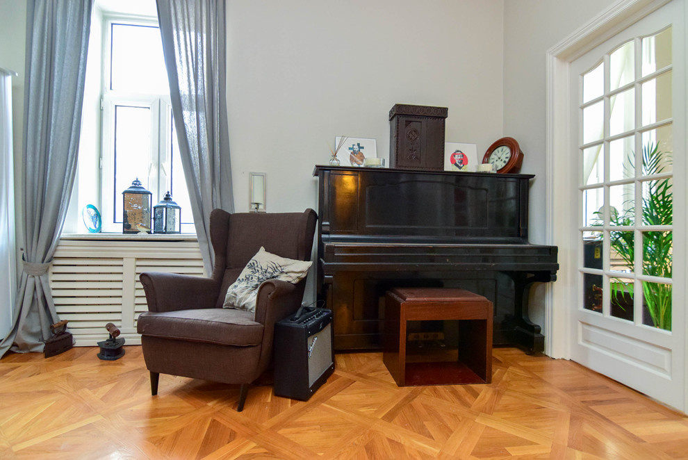 В гостях: Квартира с огромной гостиной, белыми быками и черным мопсом