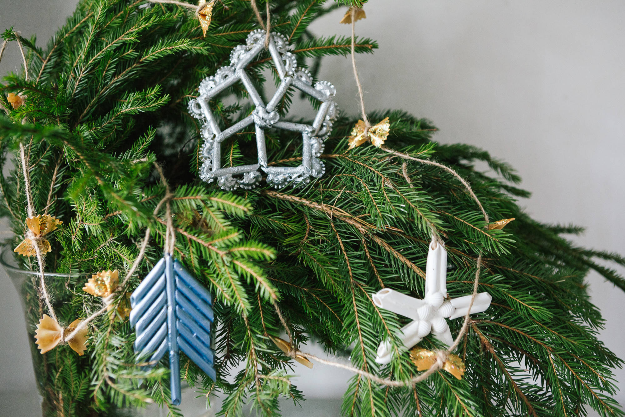 Своими руками: Елочные игрушки — поделки из макарон