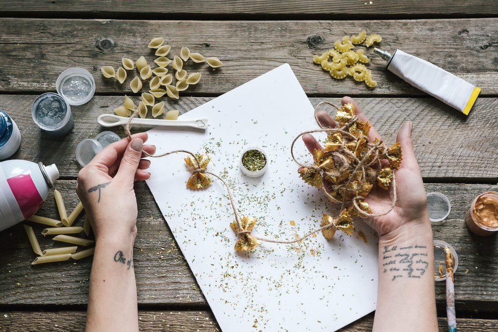 Своими руками: Елочные игрушки — поделки из макарон