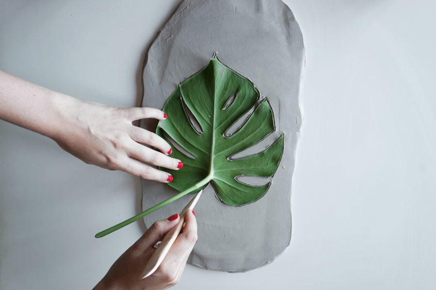 Своими руками: Тарелка в форме листа монстеры