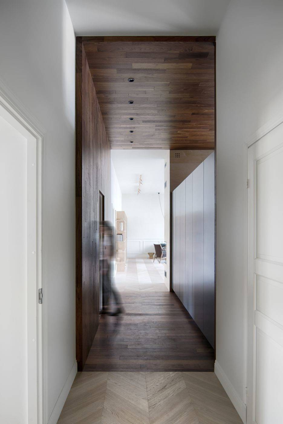 Фотоохота: 23 проекта кухни «в колонну» — от компактных до XXL