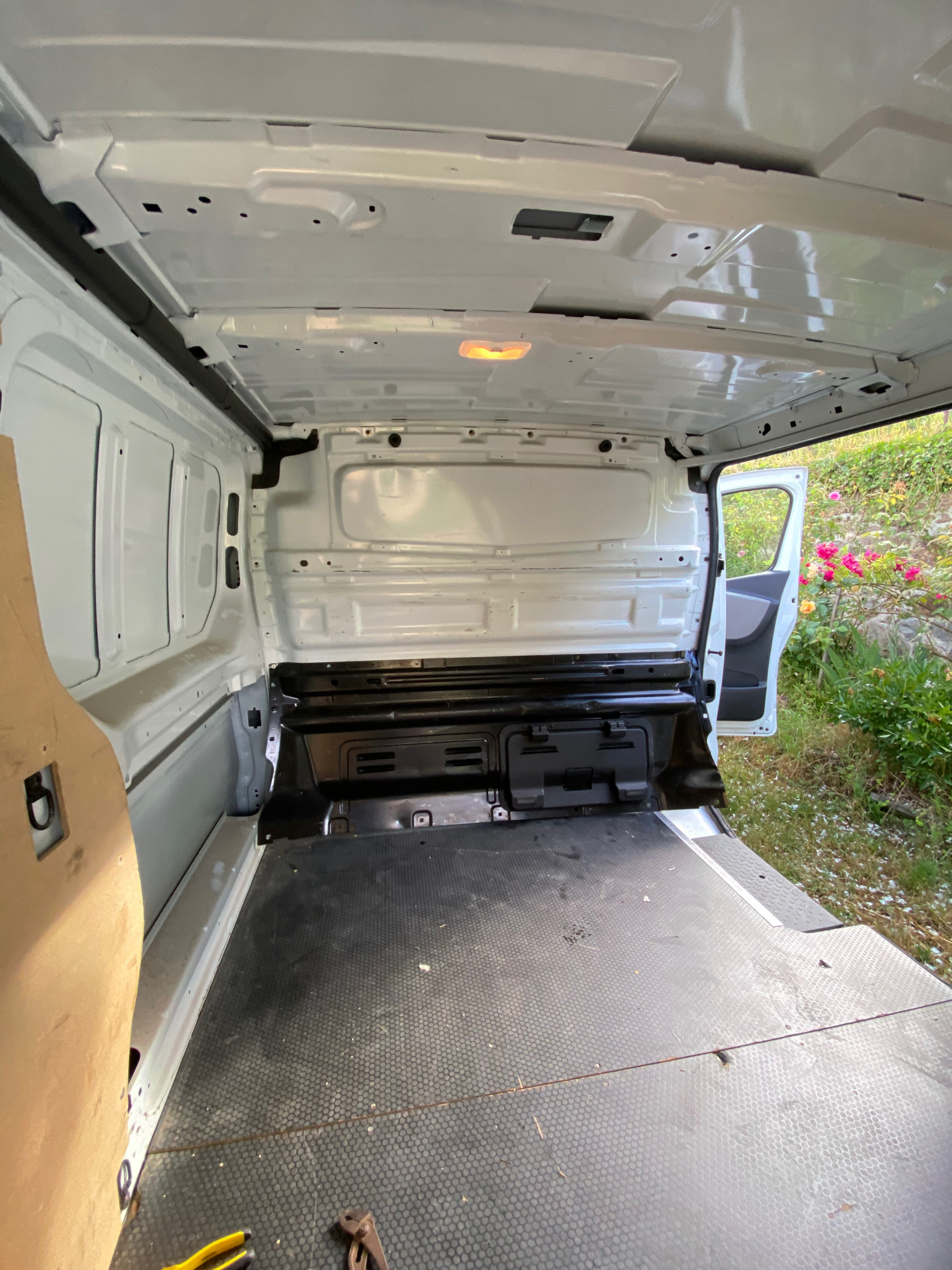 До и после: Фургон для путешествий с выезжающей кухней