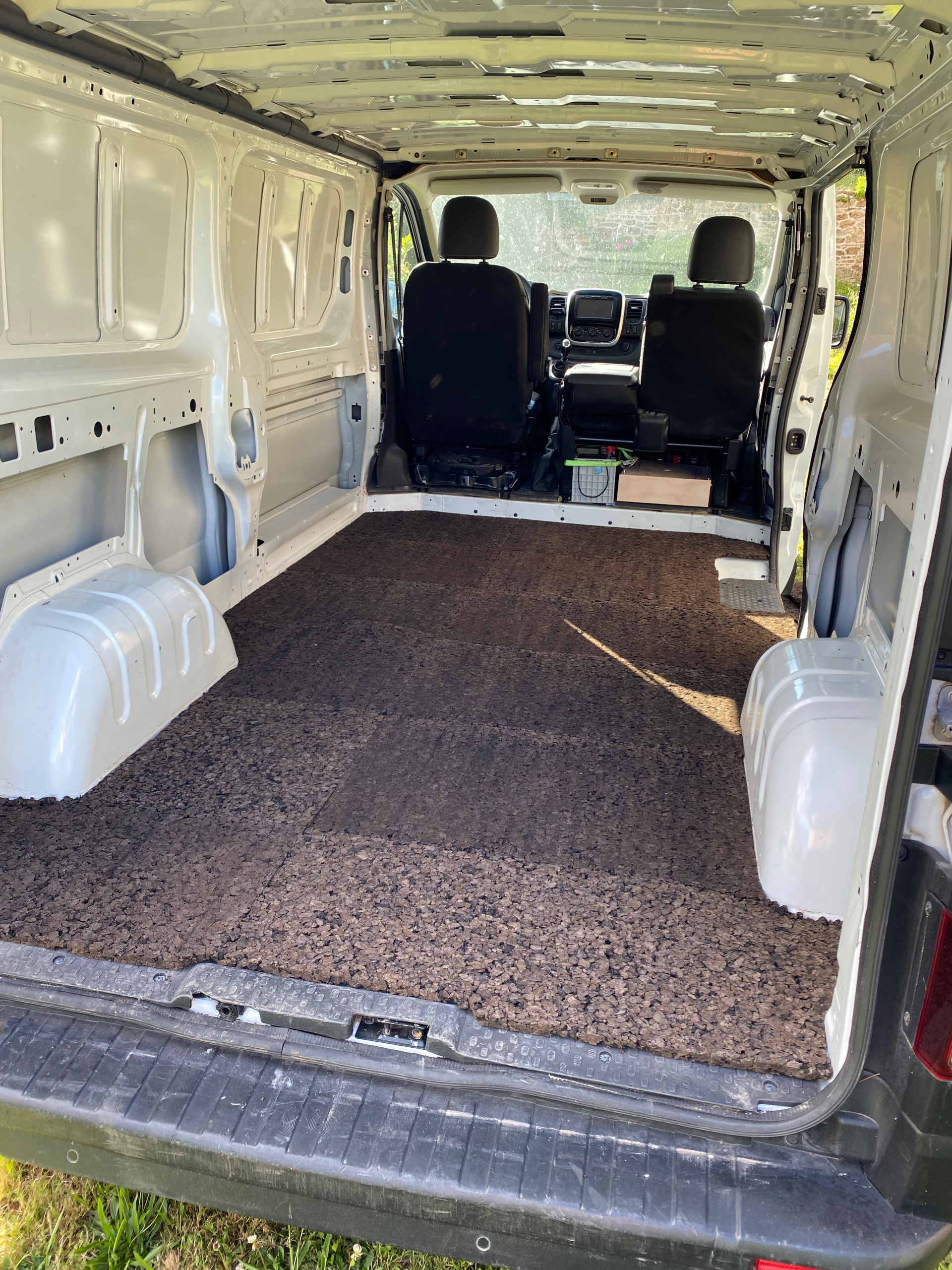 До и после: Фургон для путешествий с выезжающей кухней