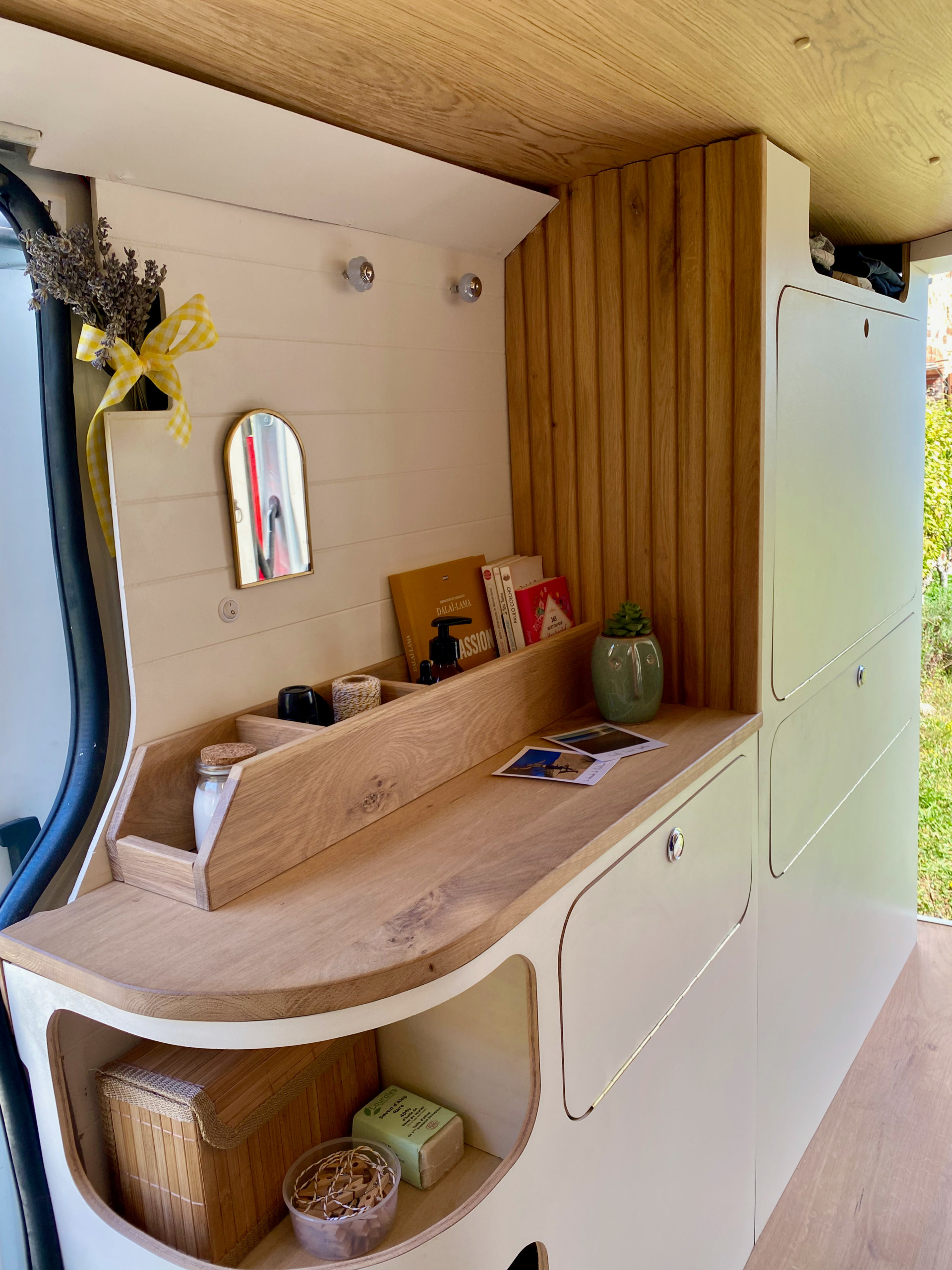 До и после: Фургон для путешествий с выезжающей кухней