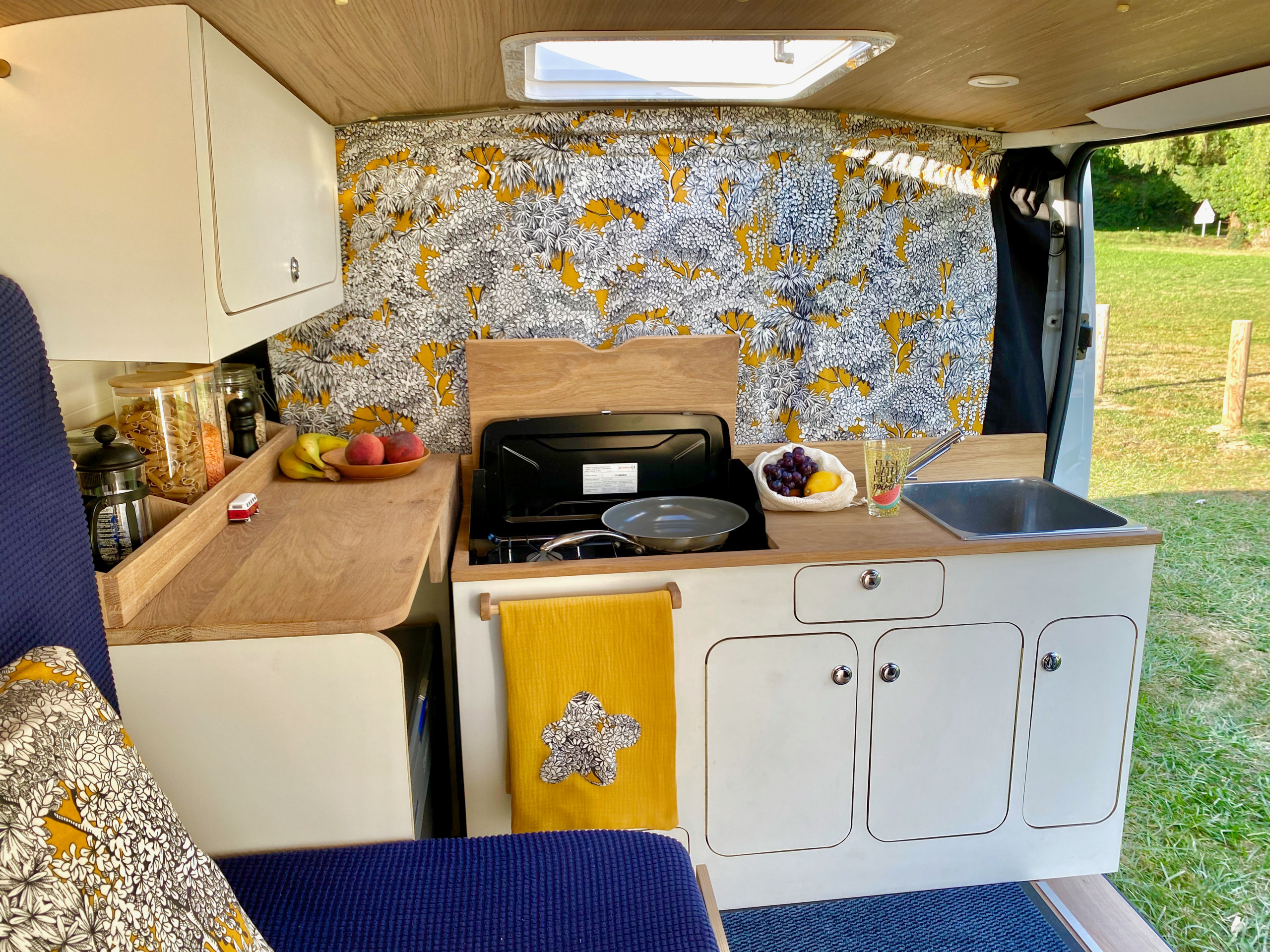 До и после: Фургон для путешествий с выезжающей кухней