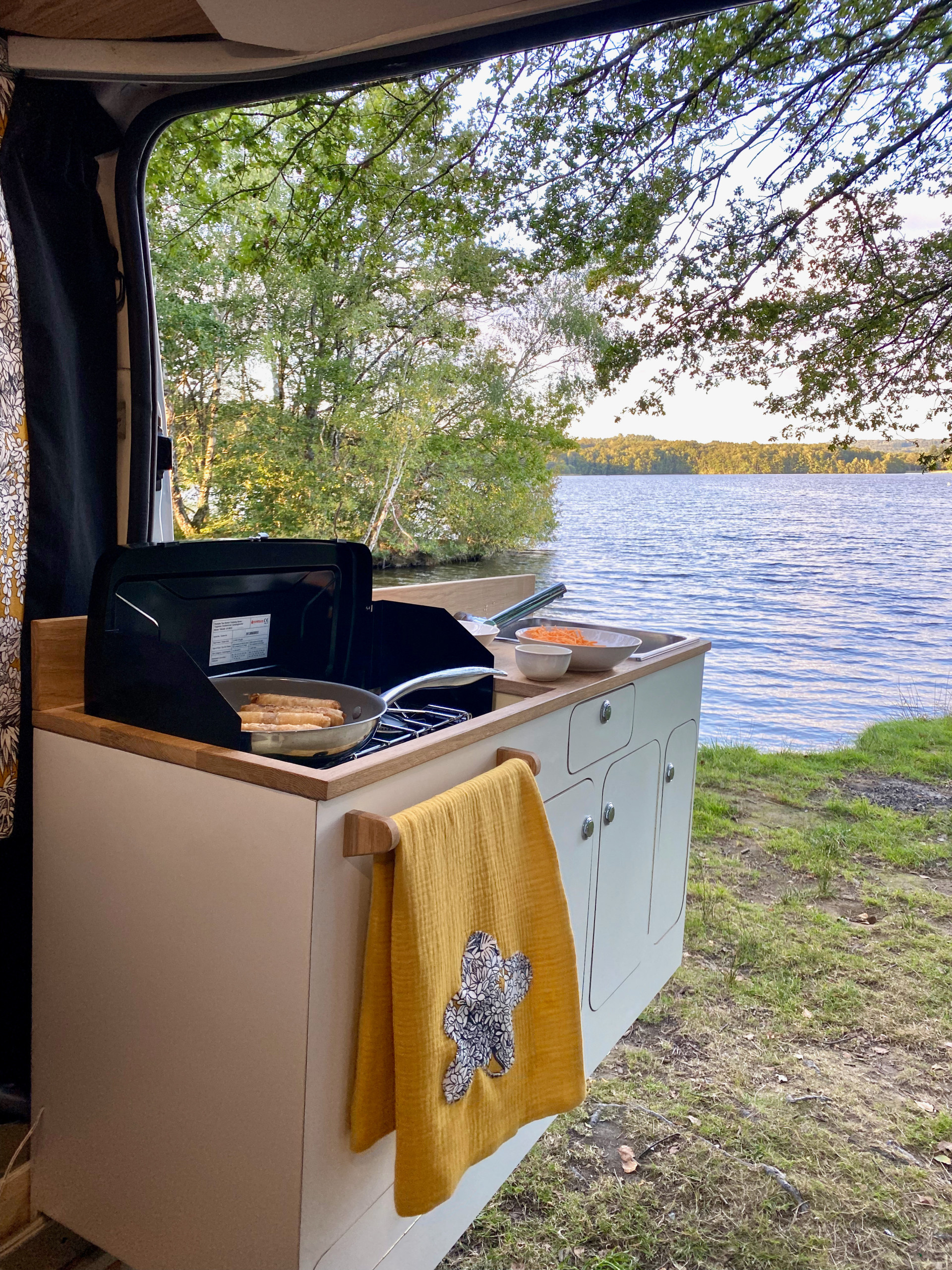 До и после: Фургон для путешествий с выезжающей кухней