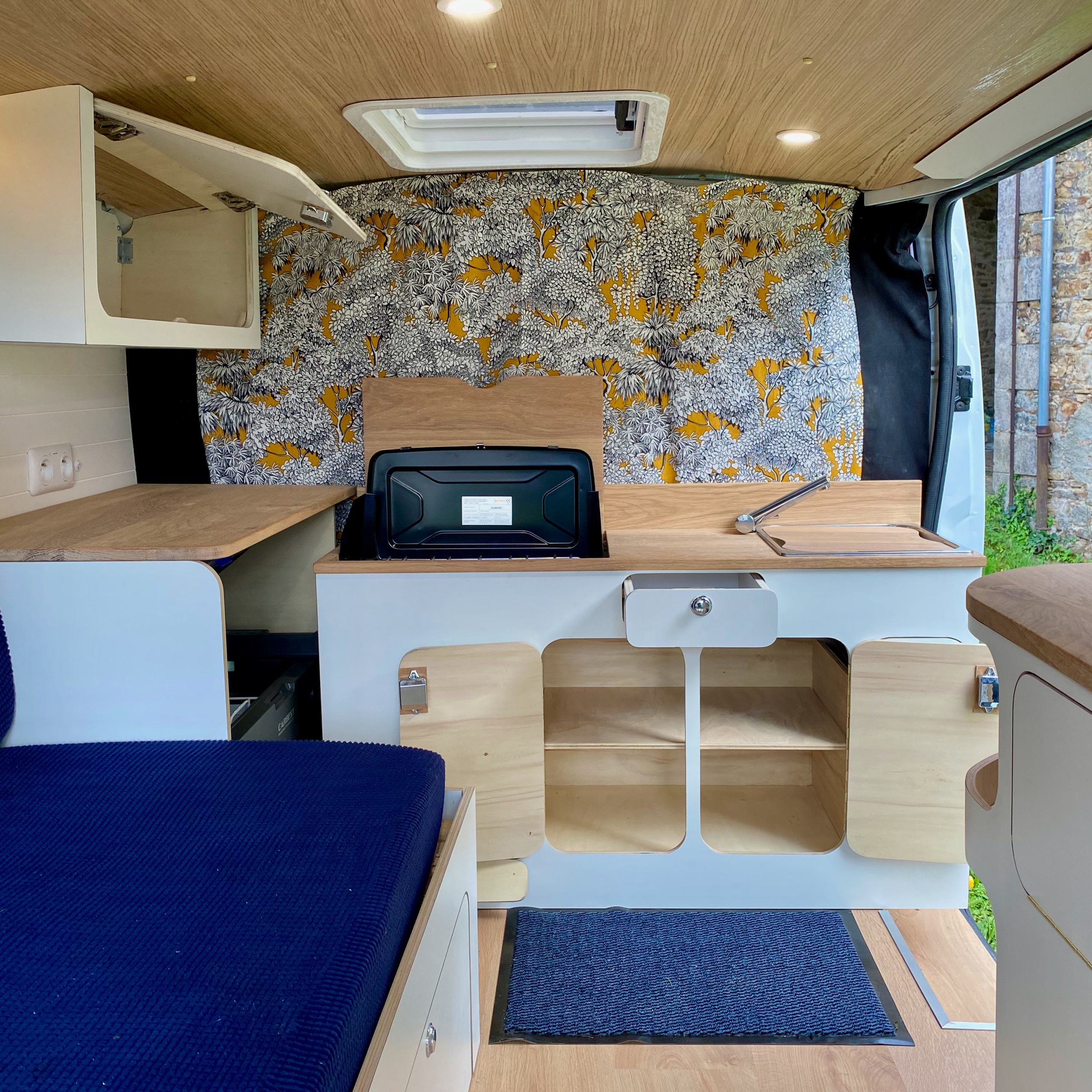 До и после: Фургон для путешествий с выезжающей кухней