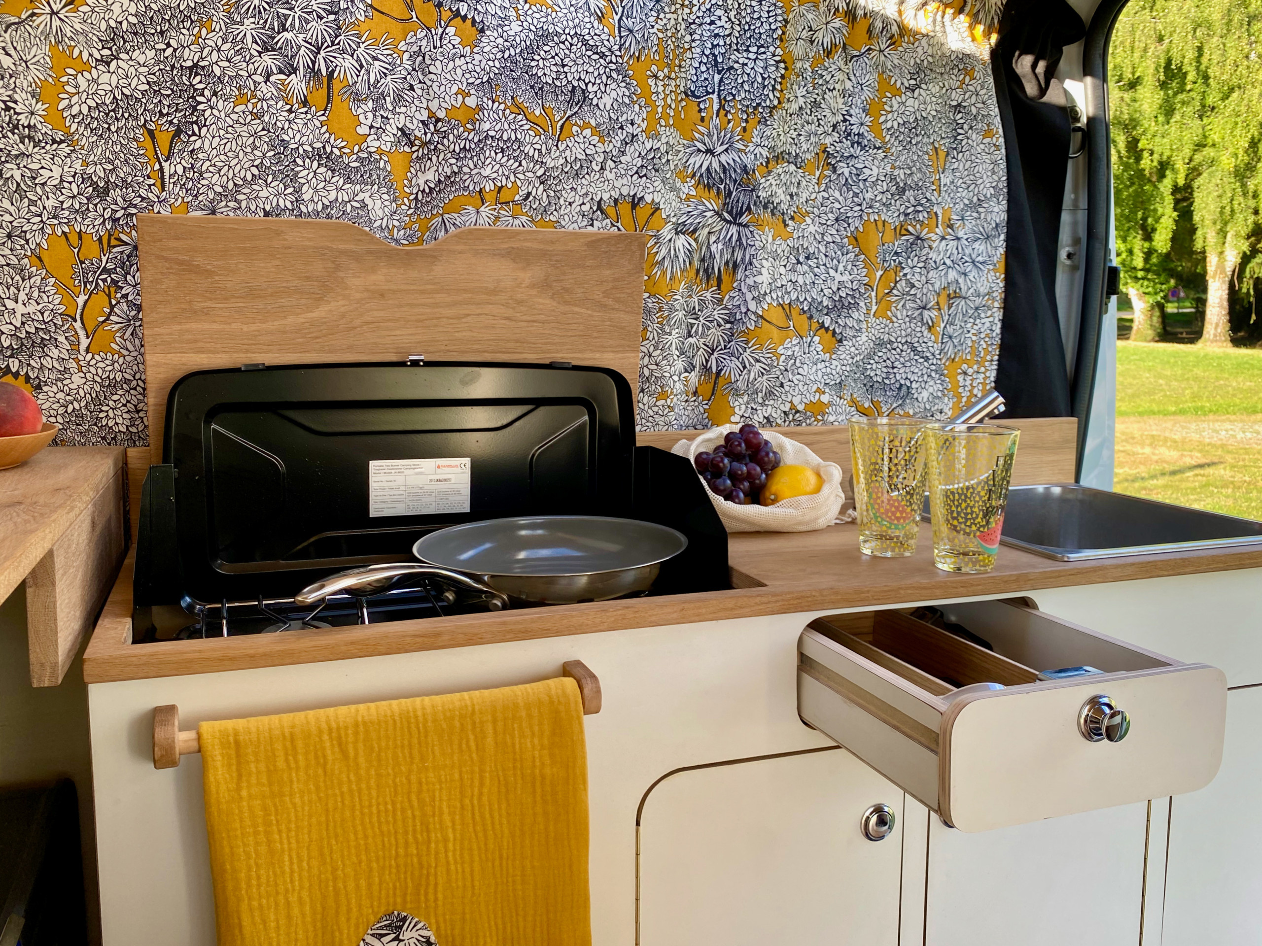 До и после: Фургон для путешествий с выезжающей кухней