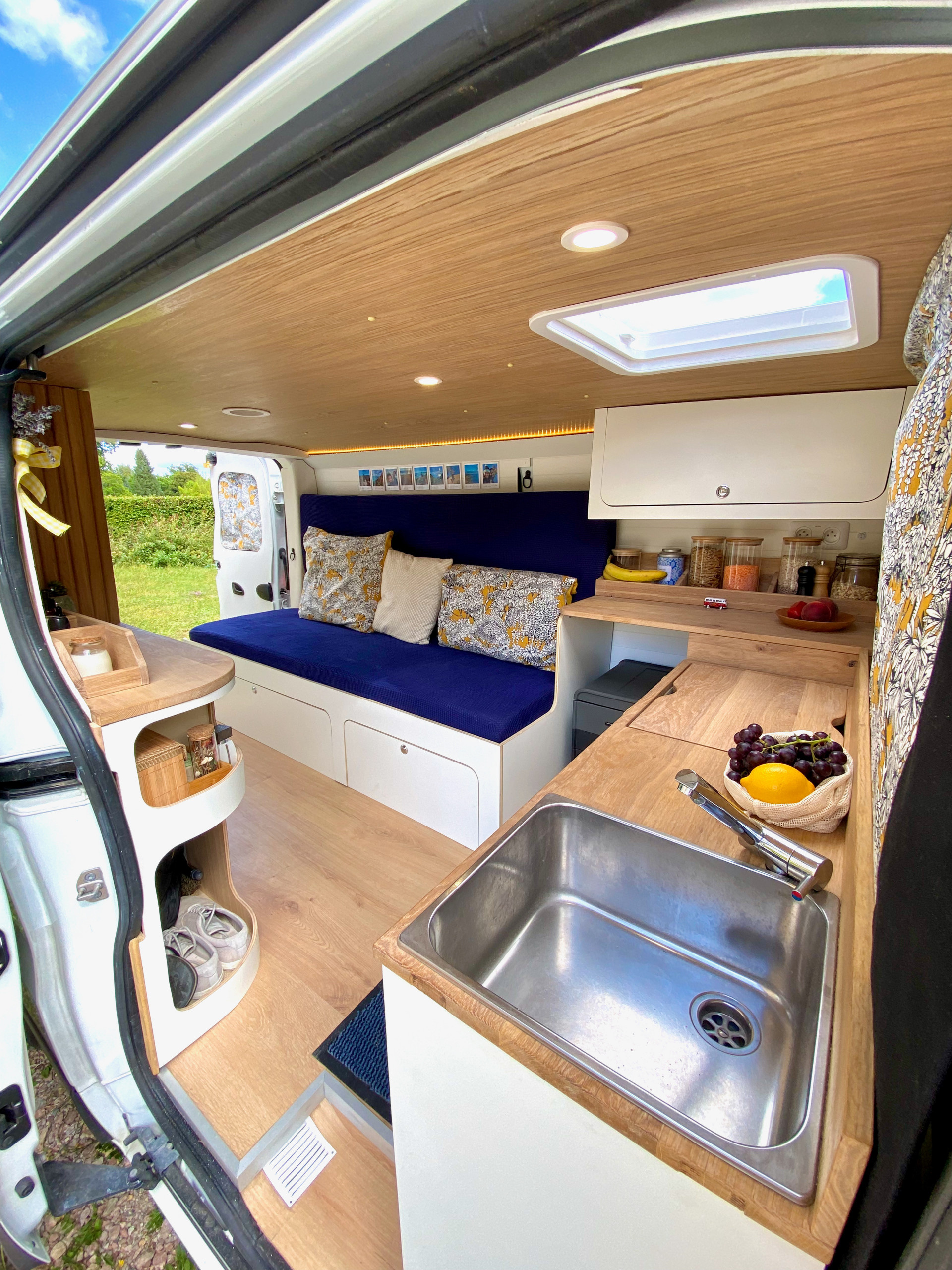 До и после: Фургон для путешествий с выезжающей кухней