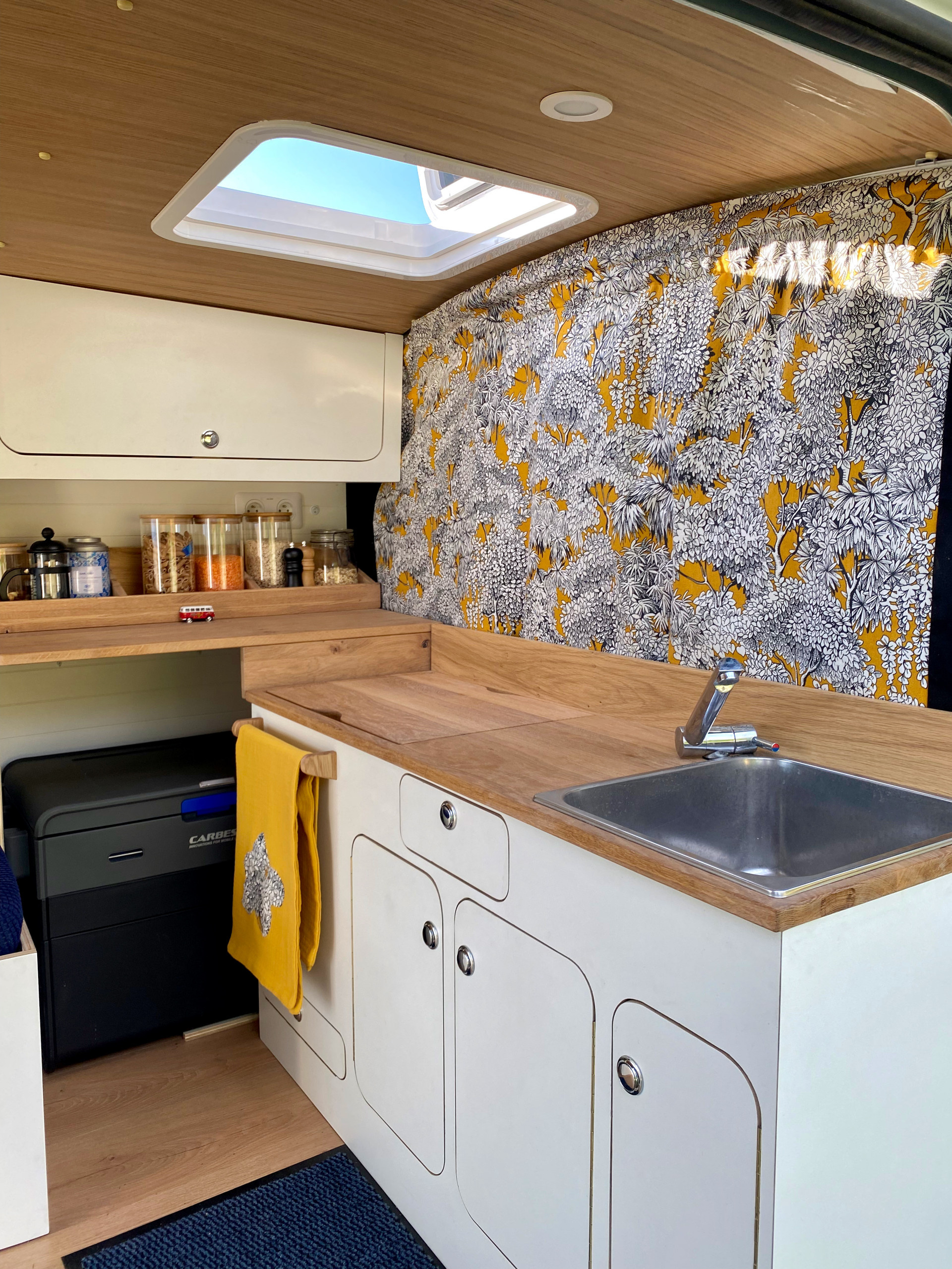 До и после: Фургон для путешествий с выезжающей кухней