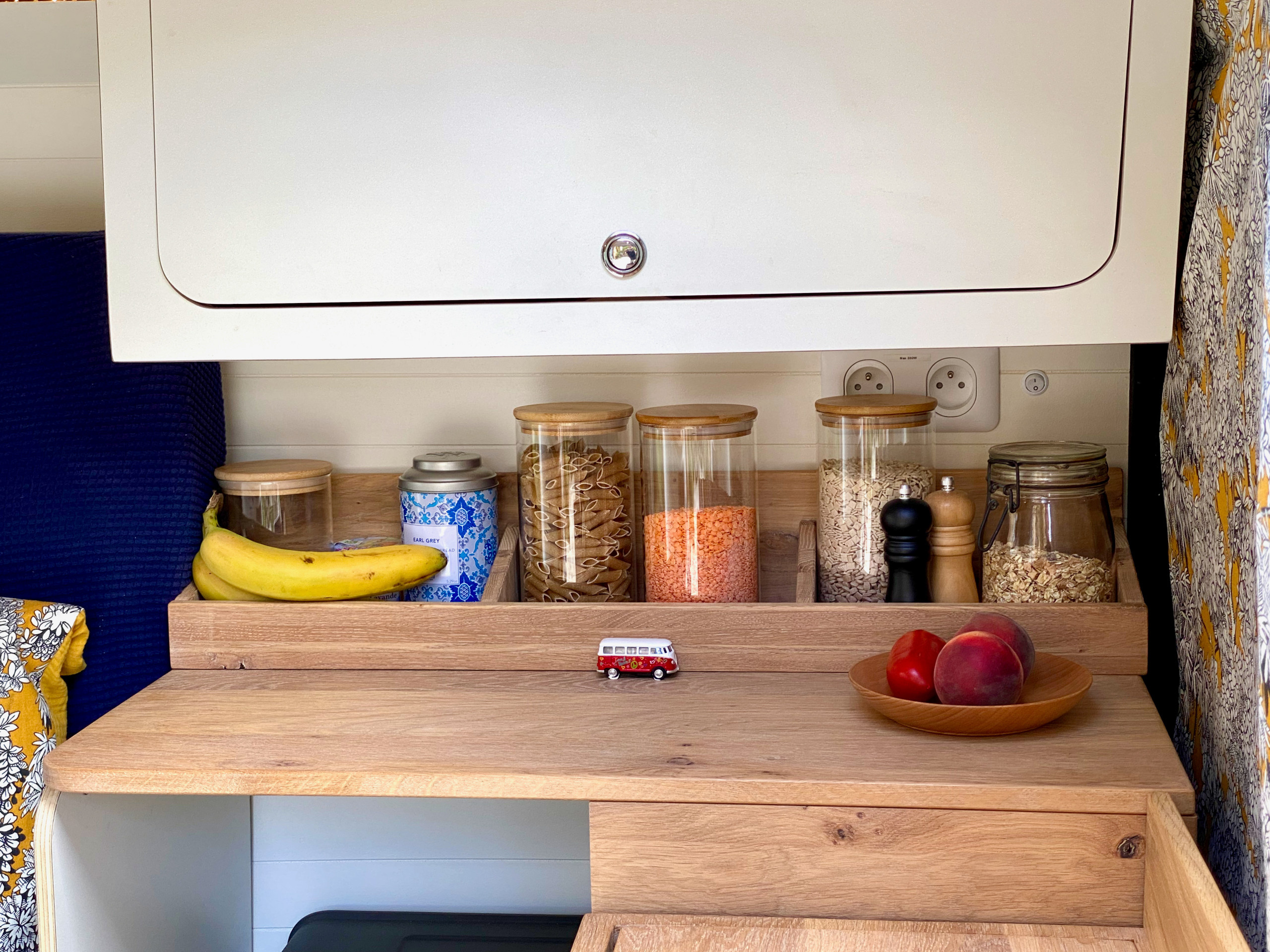 До и после: Фургон для путешествий с выезжающей кухней