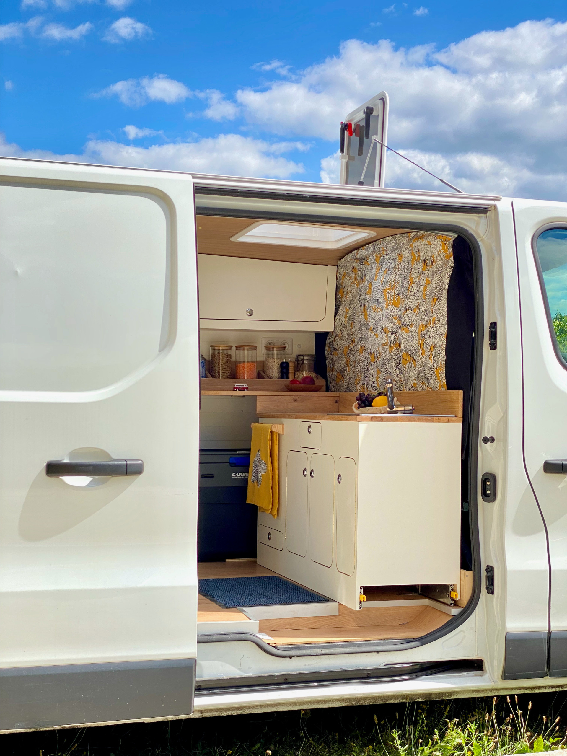 До и после: Фургон для путешествий с выезжающей кухней