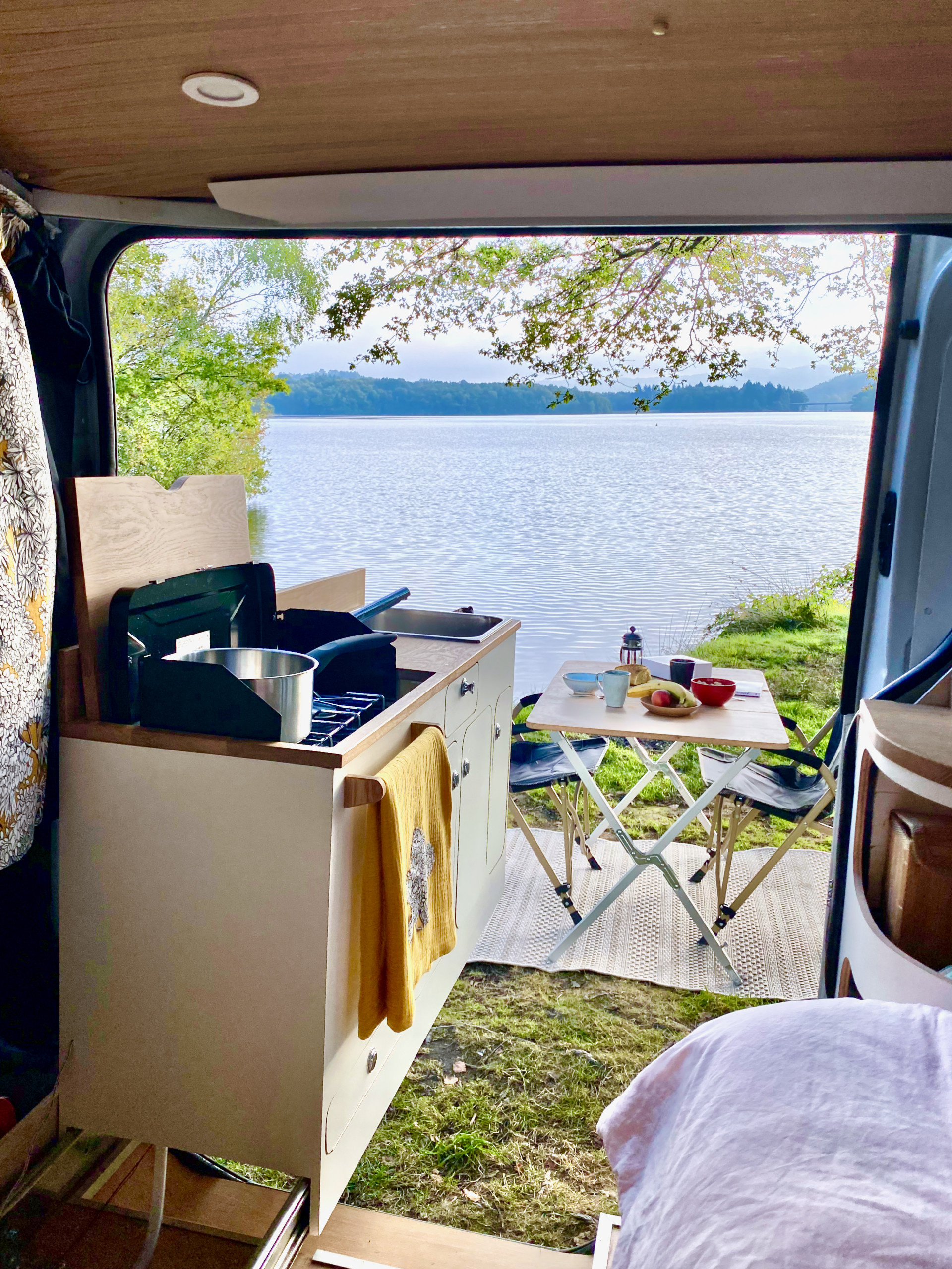 До и после: Фургон для путешествий с выезжающей кухней