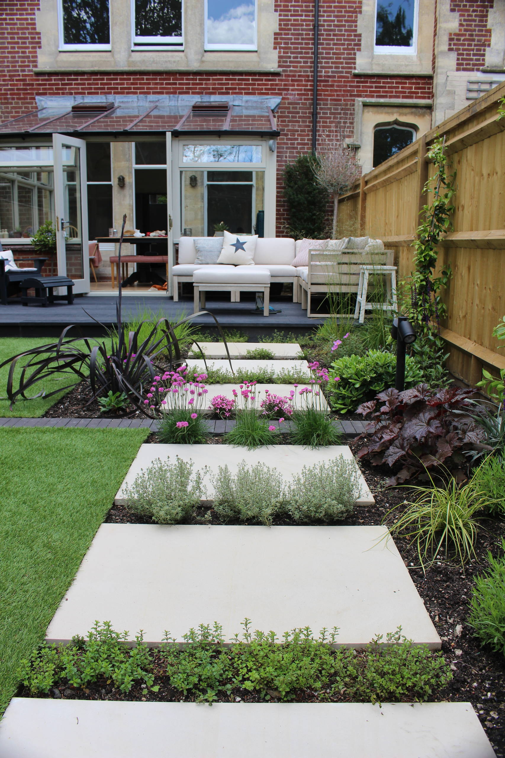 Сад недели: Маленький участок с беседкой и камином