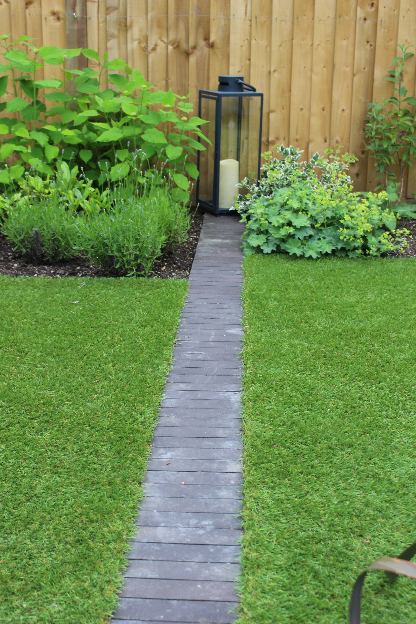 Сад недели: Маленький участок с беседкой и камином