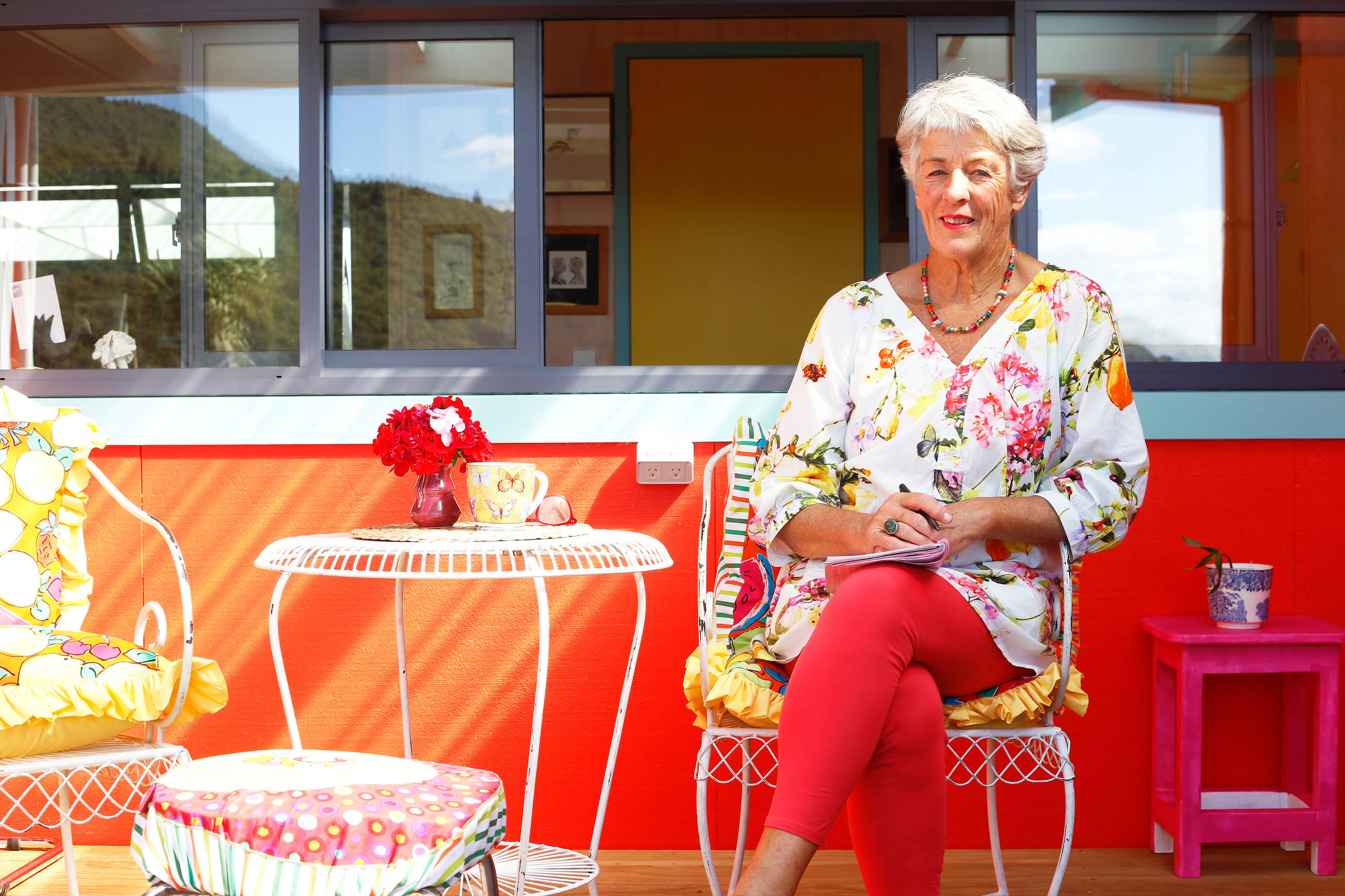 Houzz Новая Зеландия: Яркий дом с цветными рамами