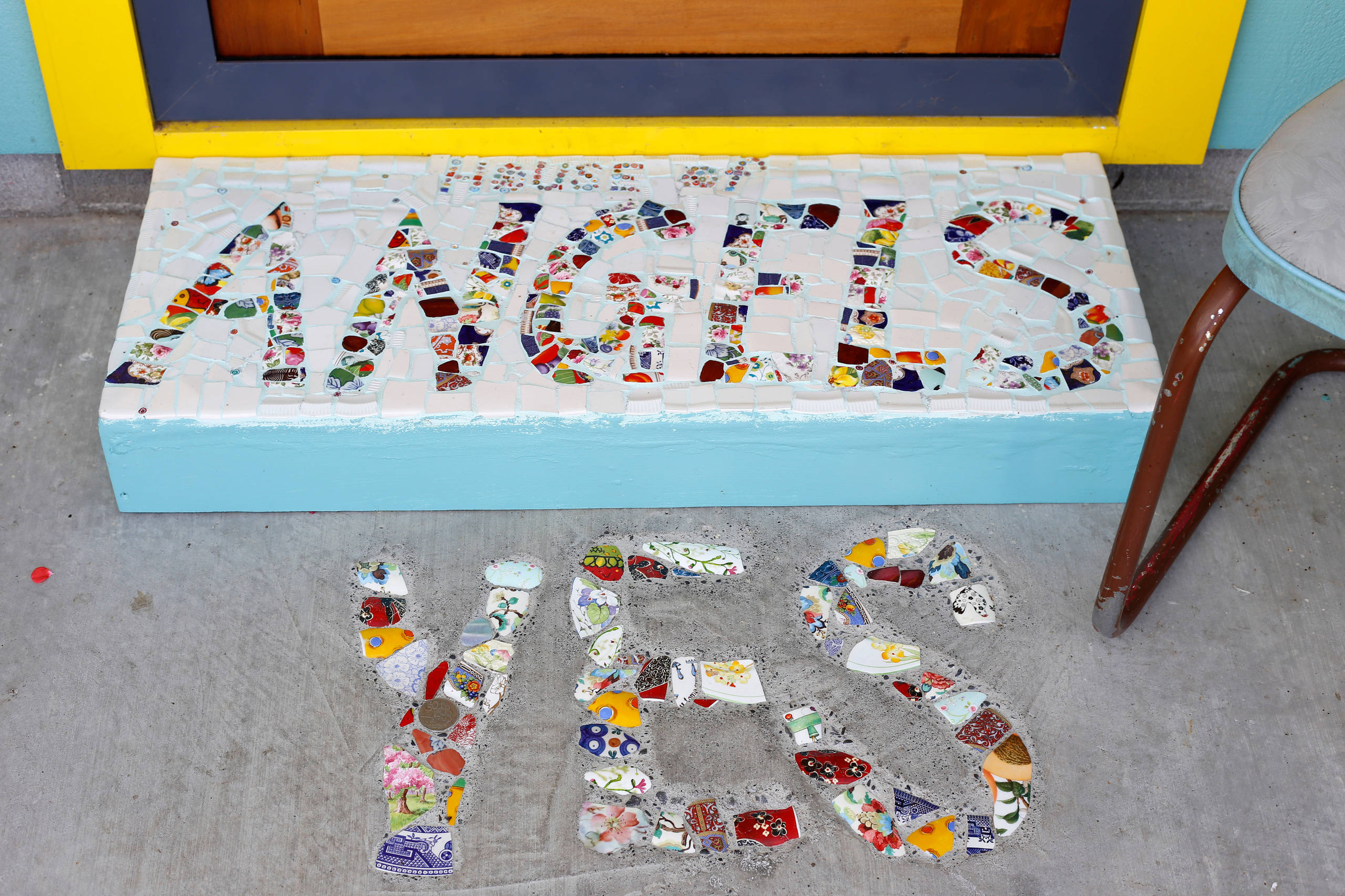 Houzz Новая Зеландия: Яркий дом с цветными рамами