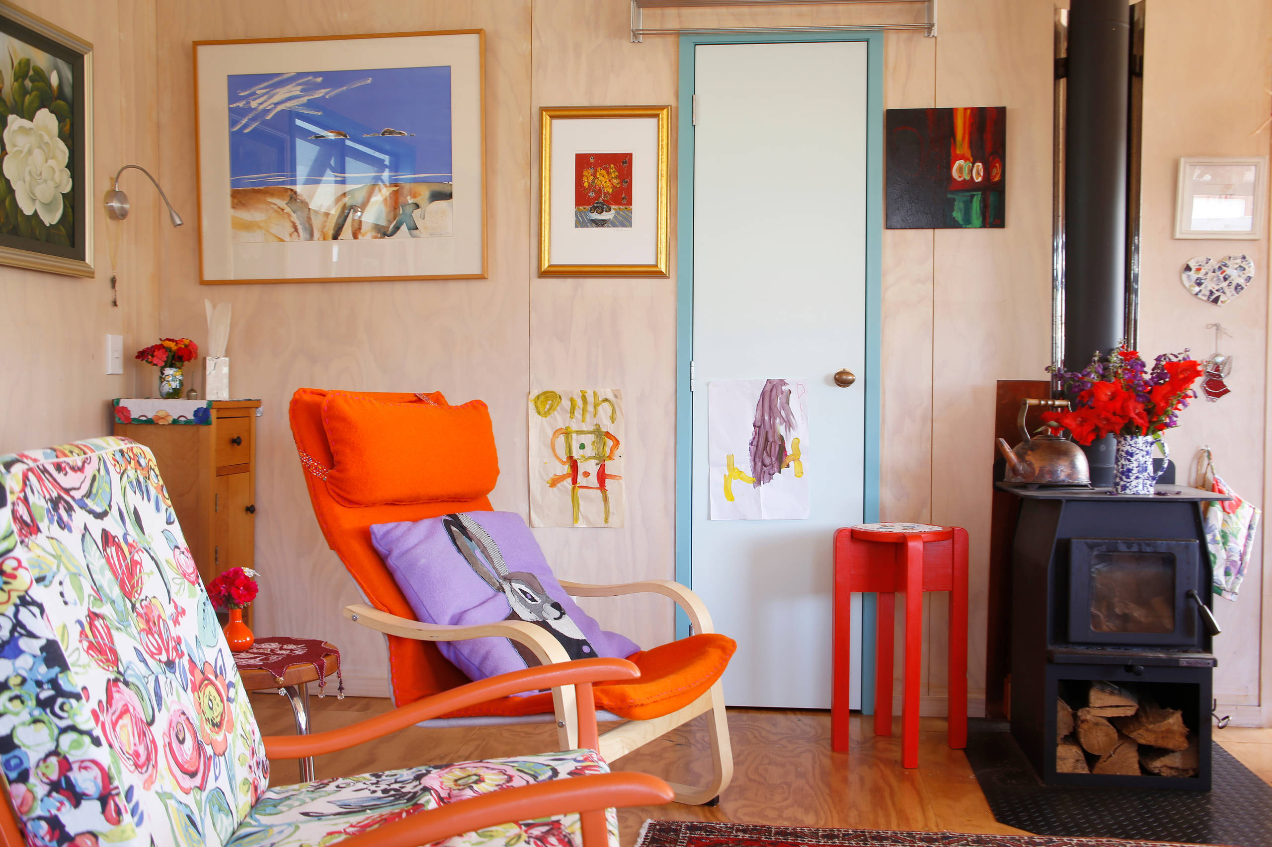 Houzz Новая Зеландия: Яркий дом с цветными рамами