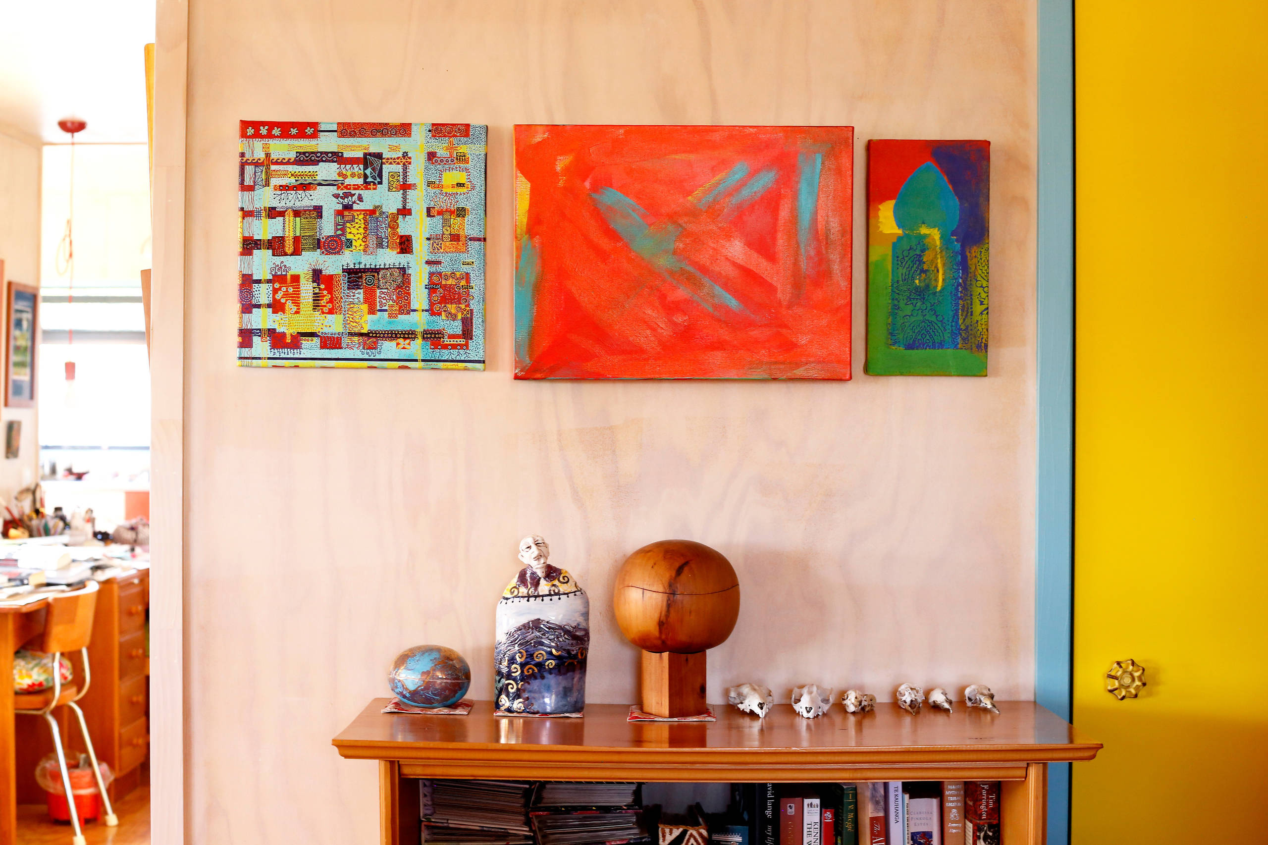 Houzz Новая Зеландия: Яркий дом с цветными рамами