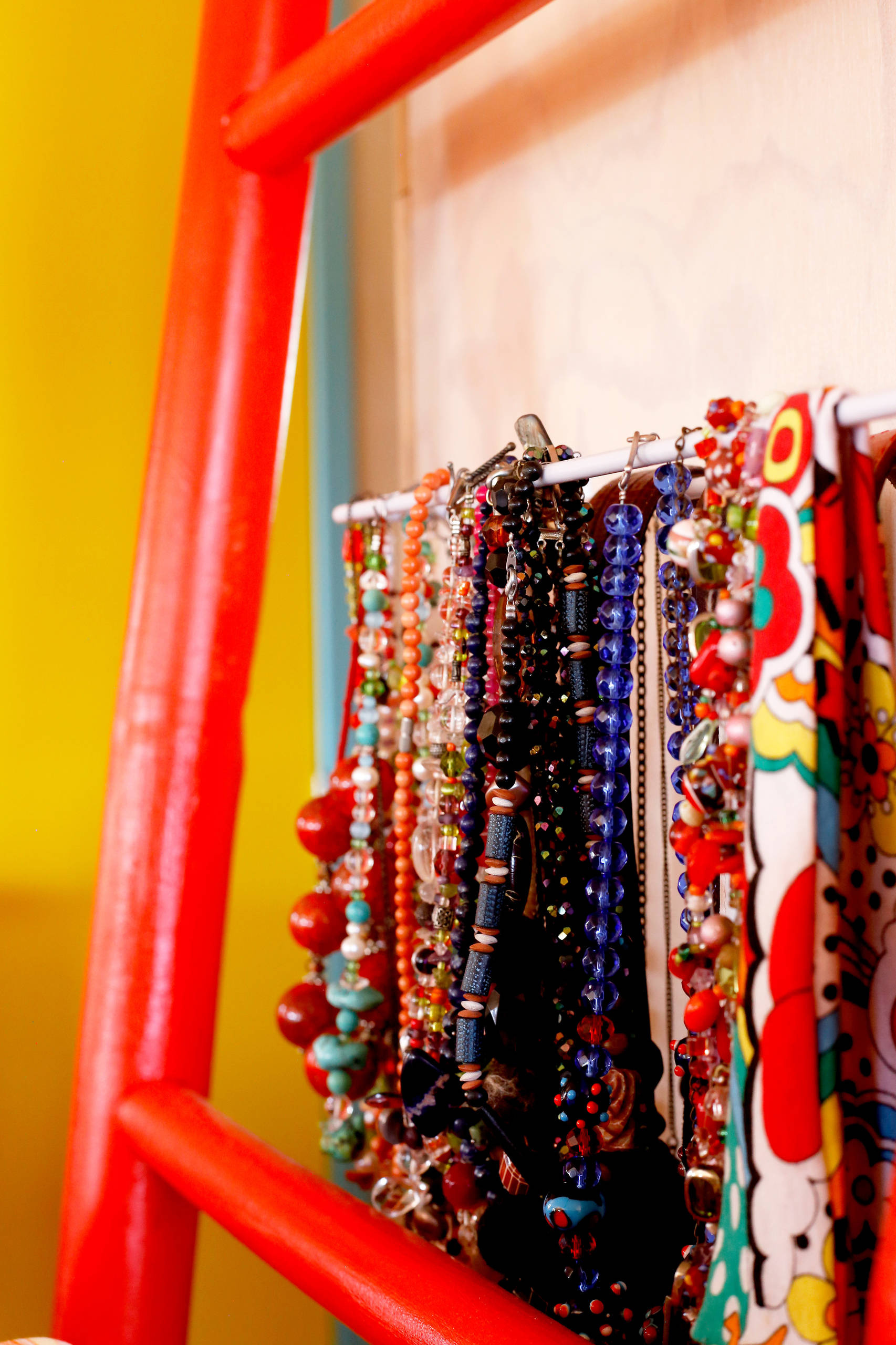 Houzz Новая Зеландия: Яркий дом с цветными рамами